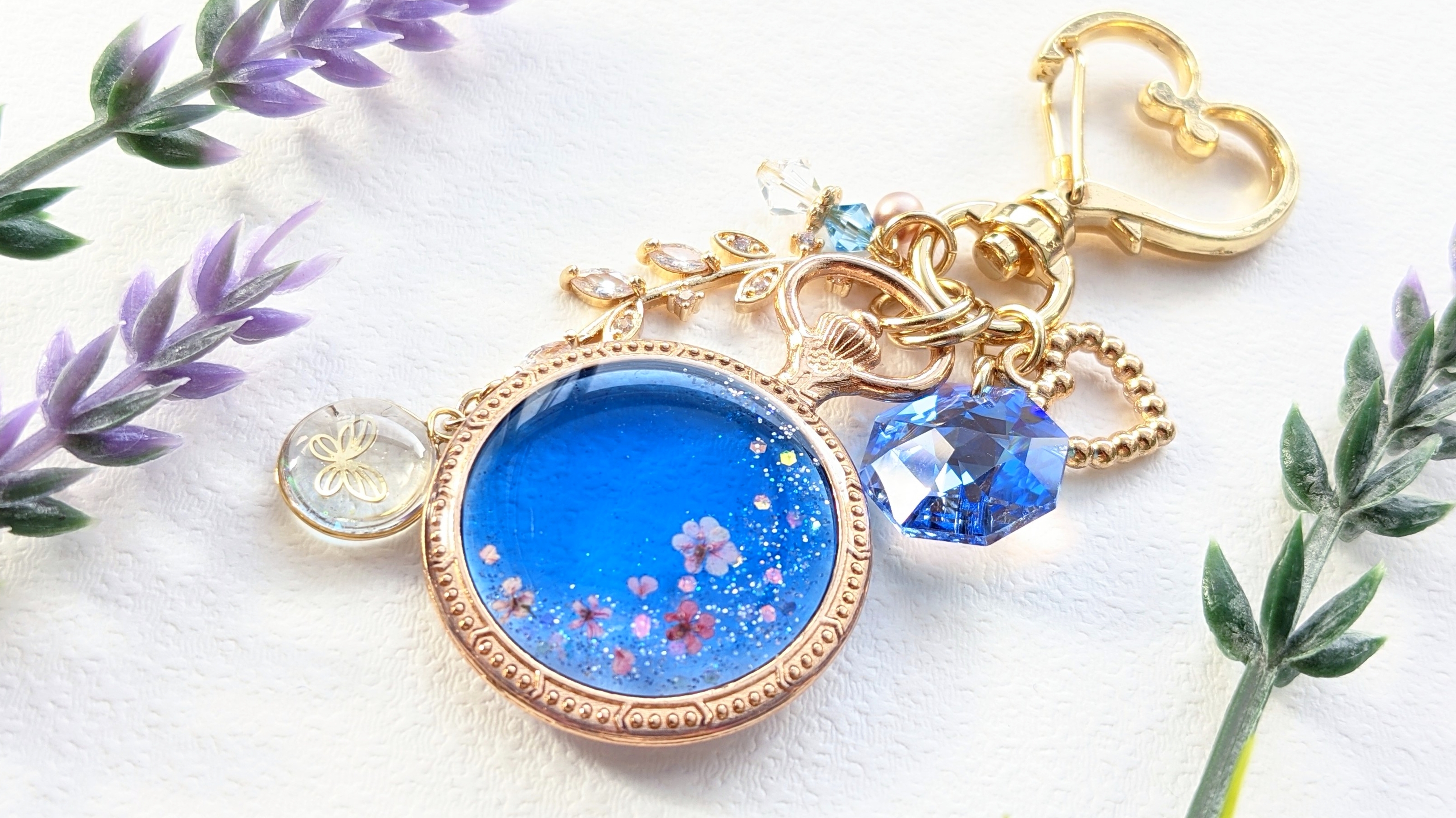 華が舞う小さな懐中時計キーホルダー.｡*💙