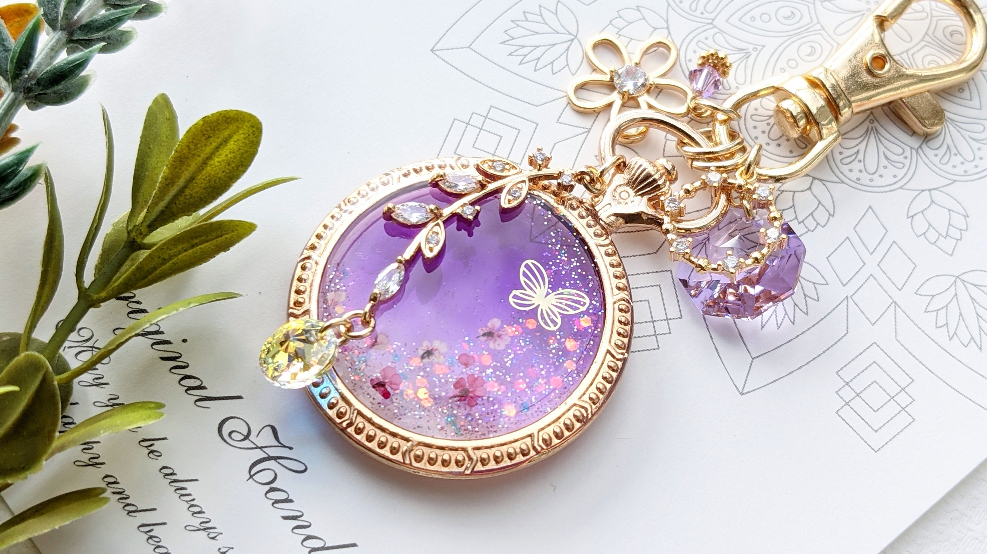 ★蝶が舞う懐中時計キーホルダー.｡*🦋