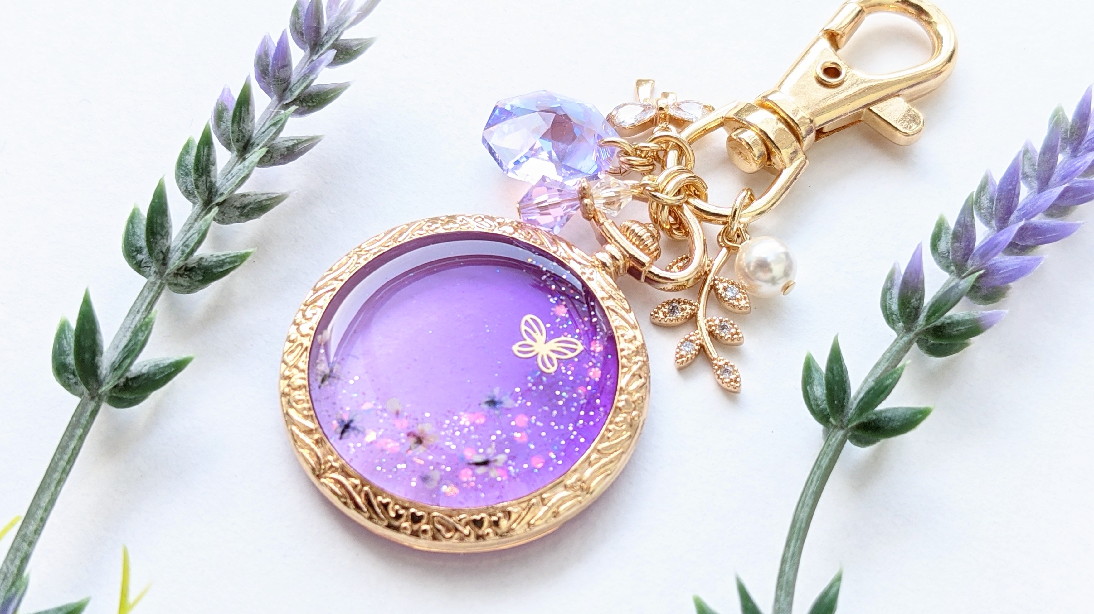 蝶が舞うラウンドキーホルダー.｡*🦋