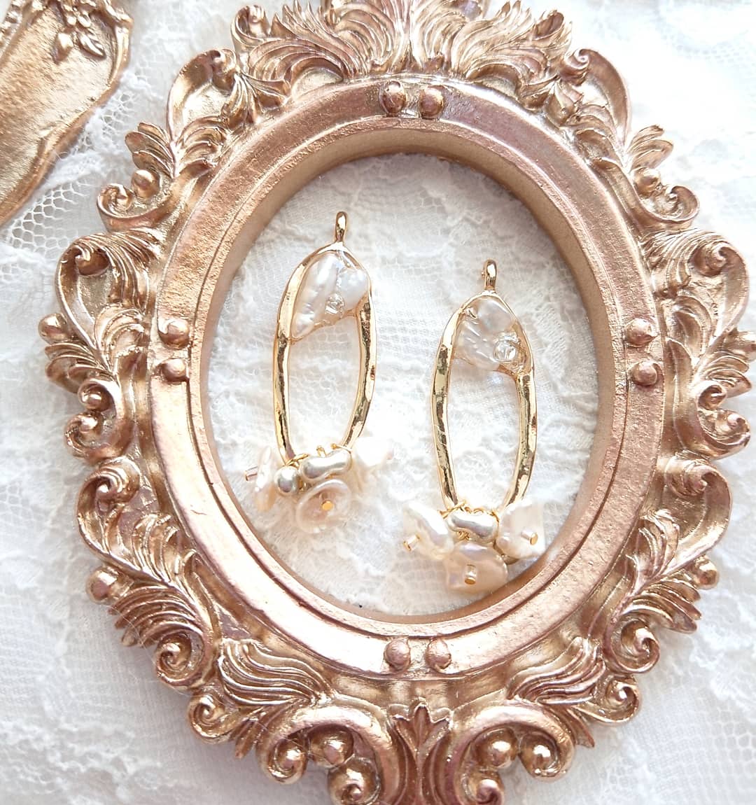 花びらパールの耳飾り