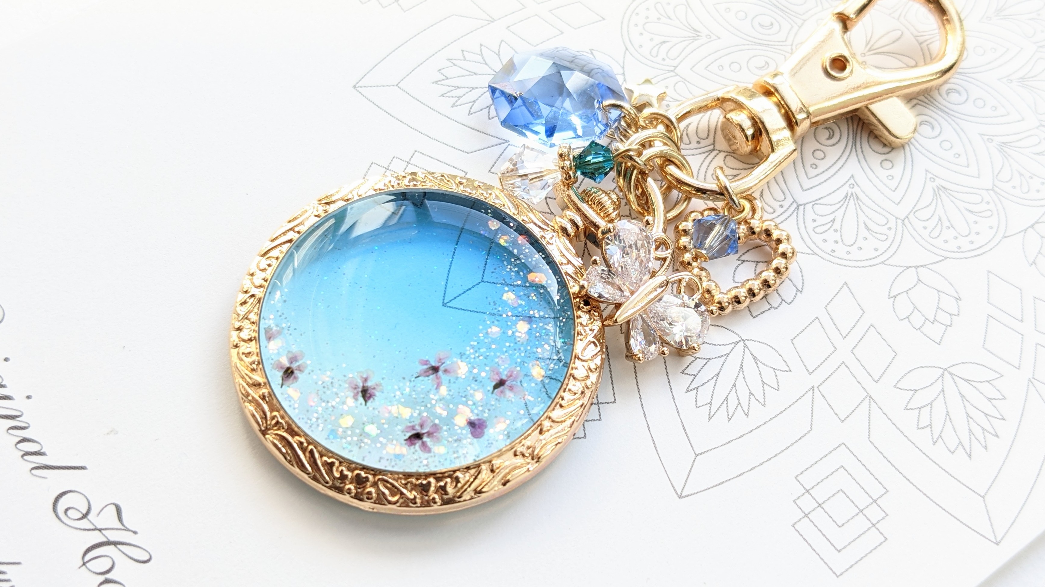 華が舞う懐中時計キーホルダー.｡*🦋