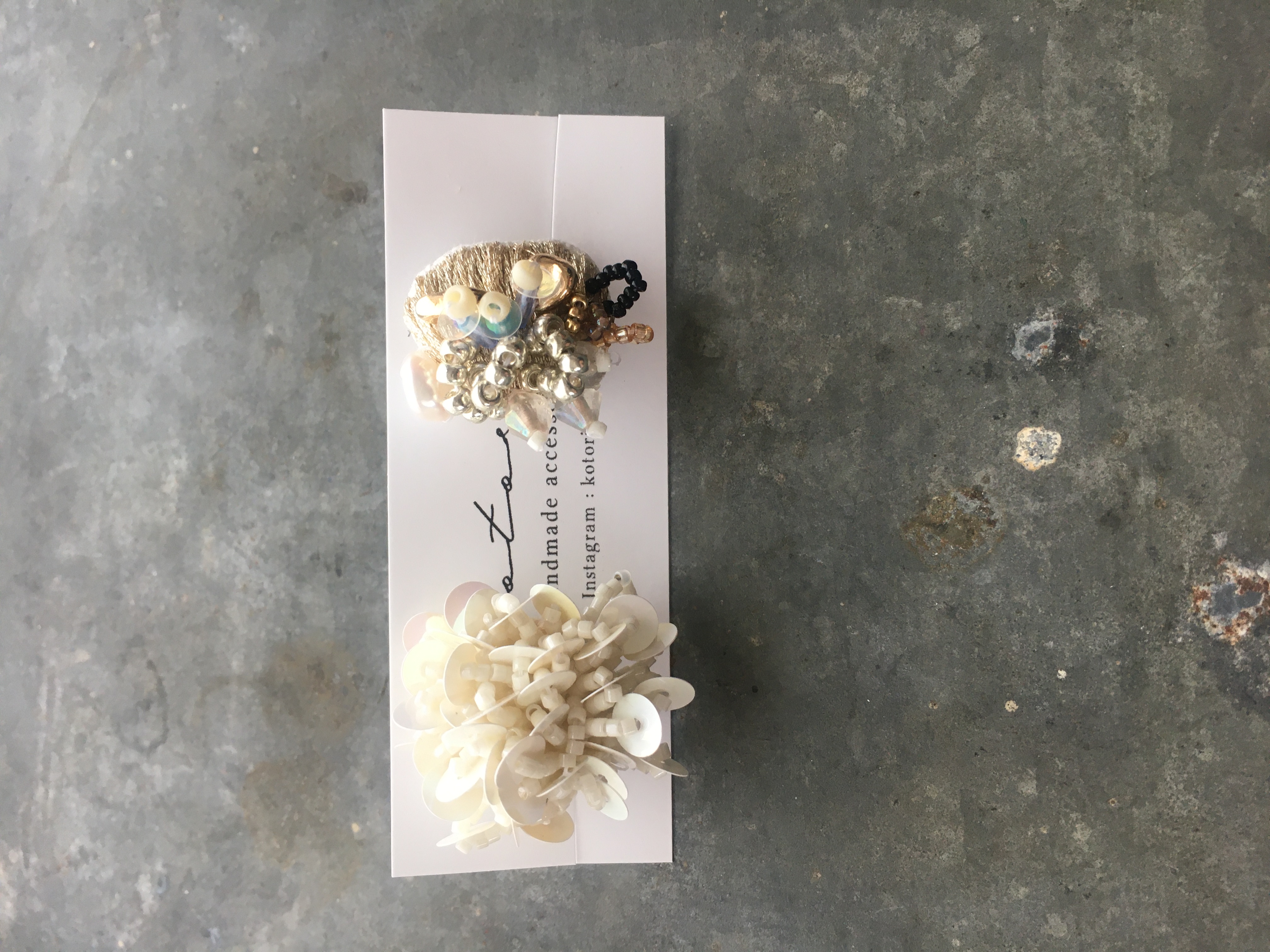 ビーズとスパンコールのループイヤリング