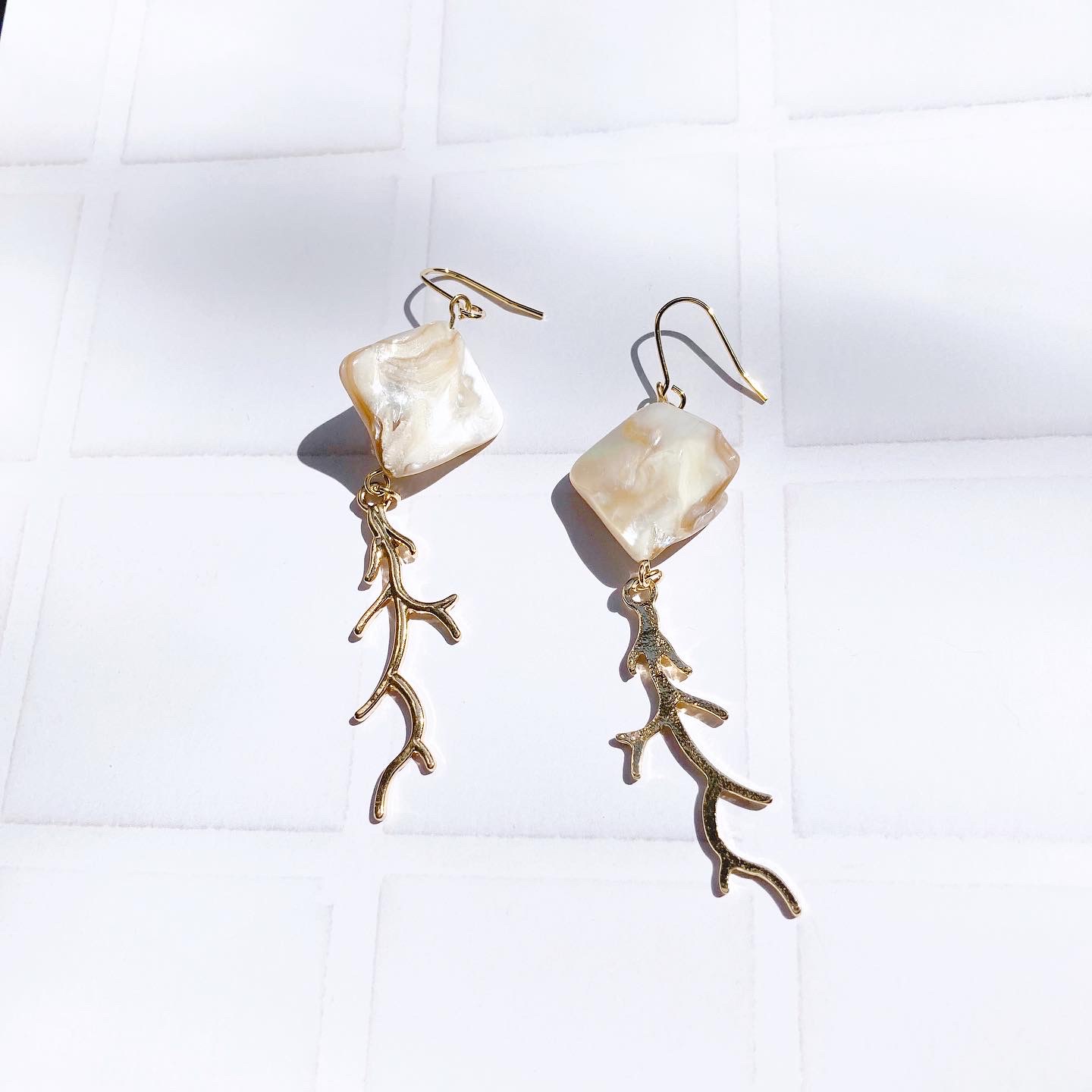 淡水シェル×ゴールドコーラル【ピアス／イヤリング】