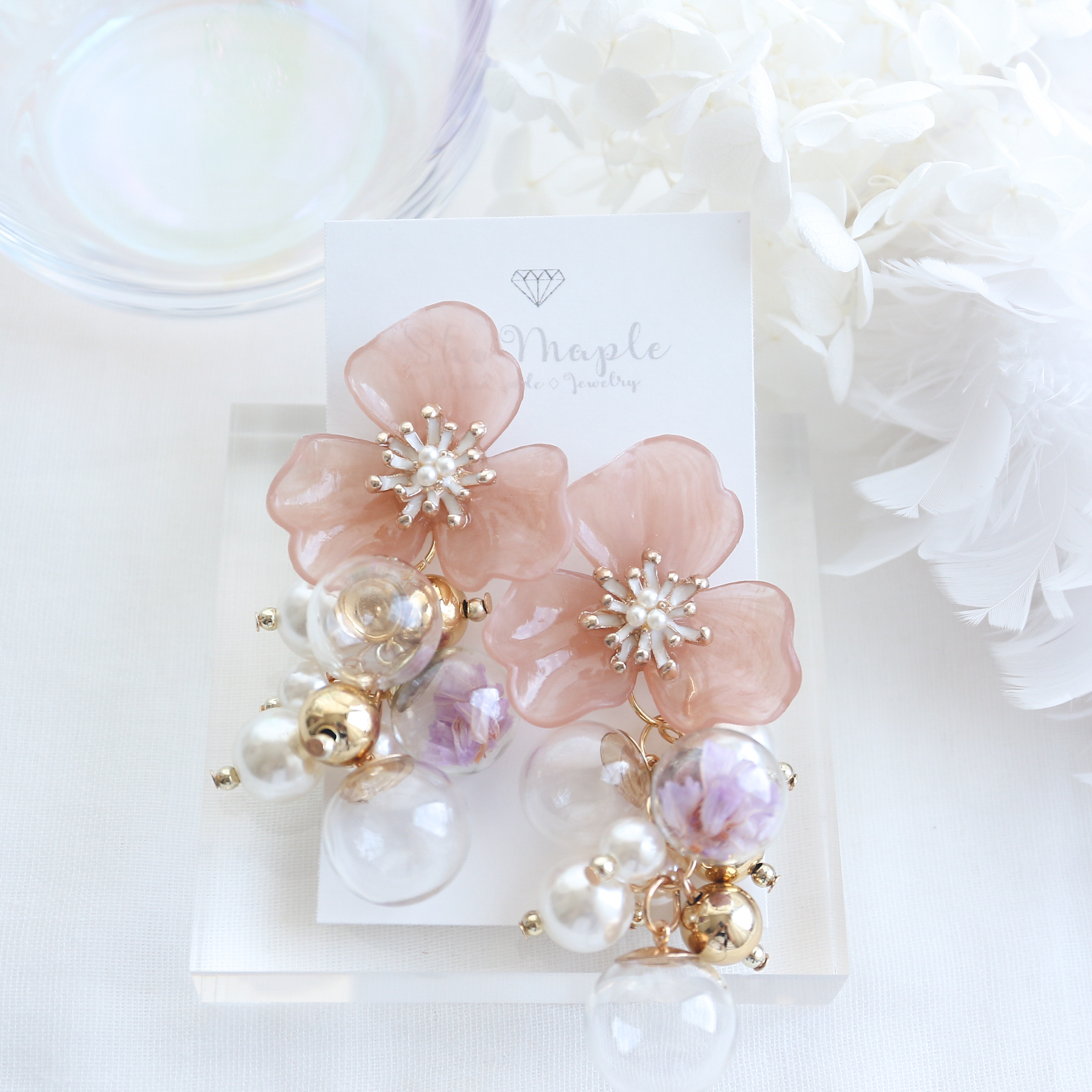くすみピンクのフラワー×パールとガラスドームの葡萄チャーム2way大ぶりイヤリング（ピアス変更可）
