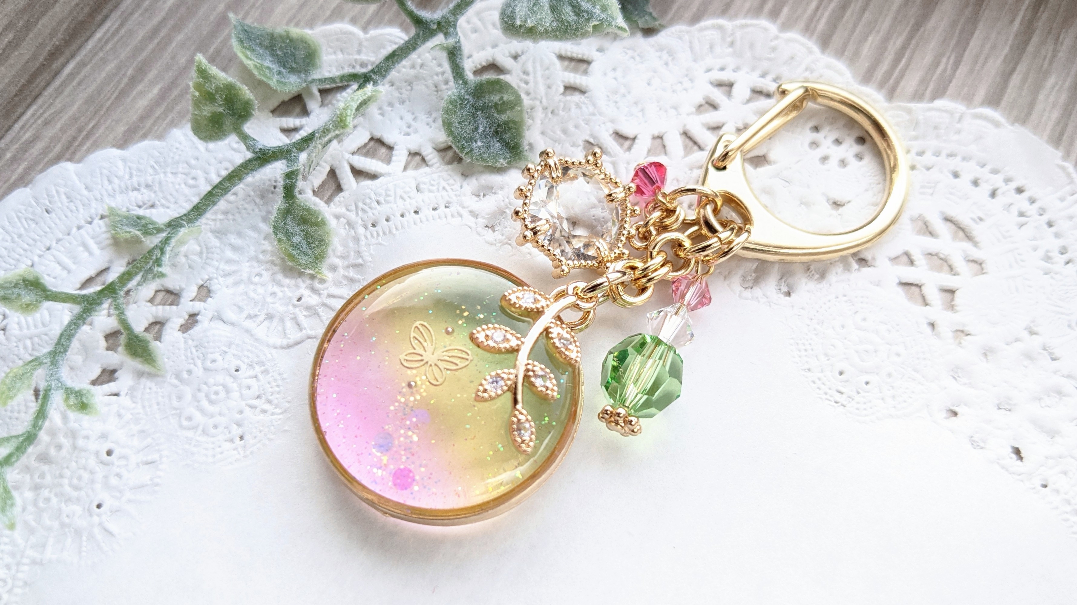 蝶が舞う小さなラウンドキーチャーム