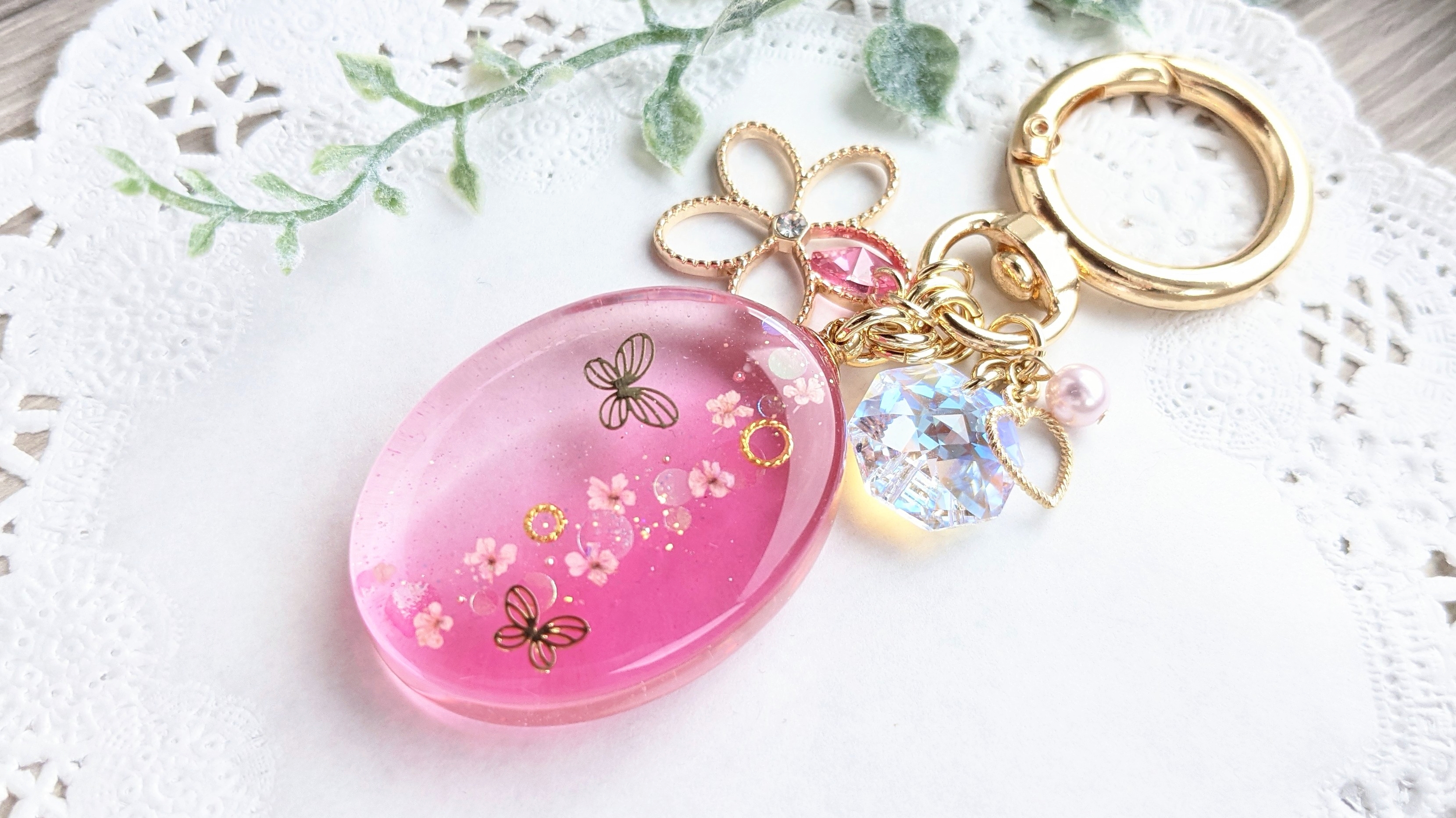 蝶と花が舞うオーバルバッグチャーム