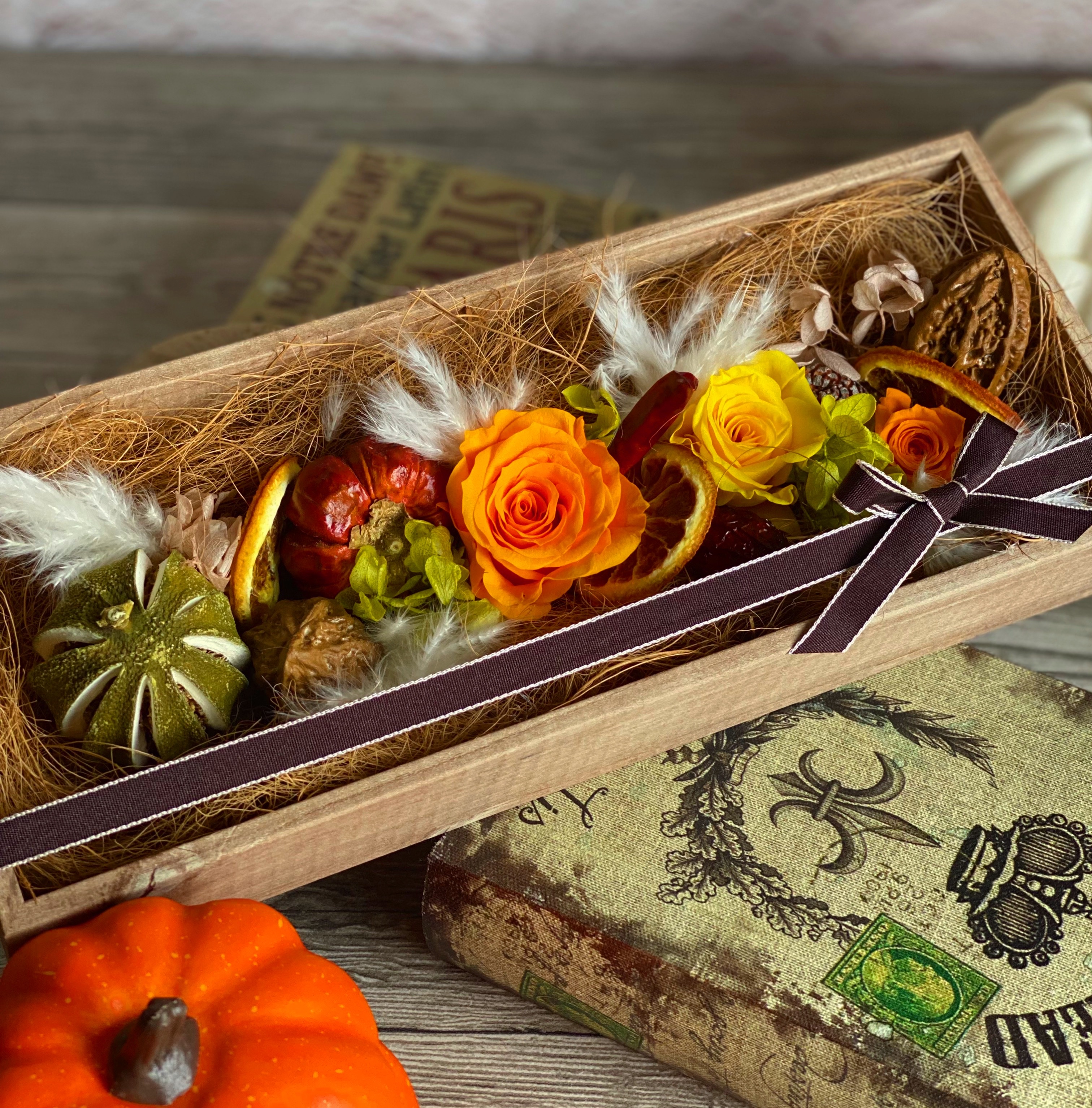ブリザードフラワーの秋の実いっぱいボックスアレンジメント