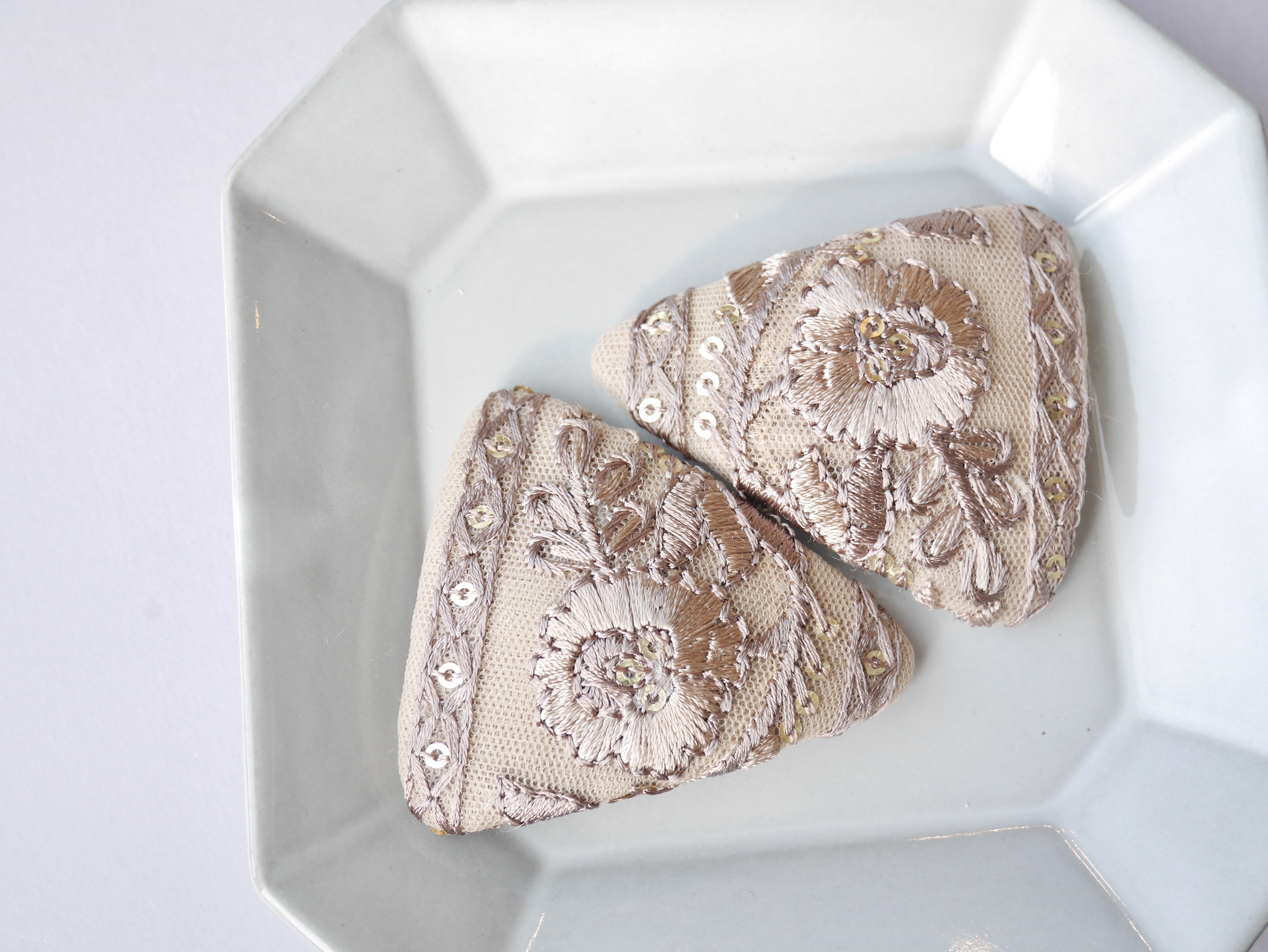 《作成キット》インド刺繍リボンの三角パッチンピン