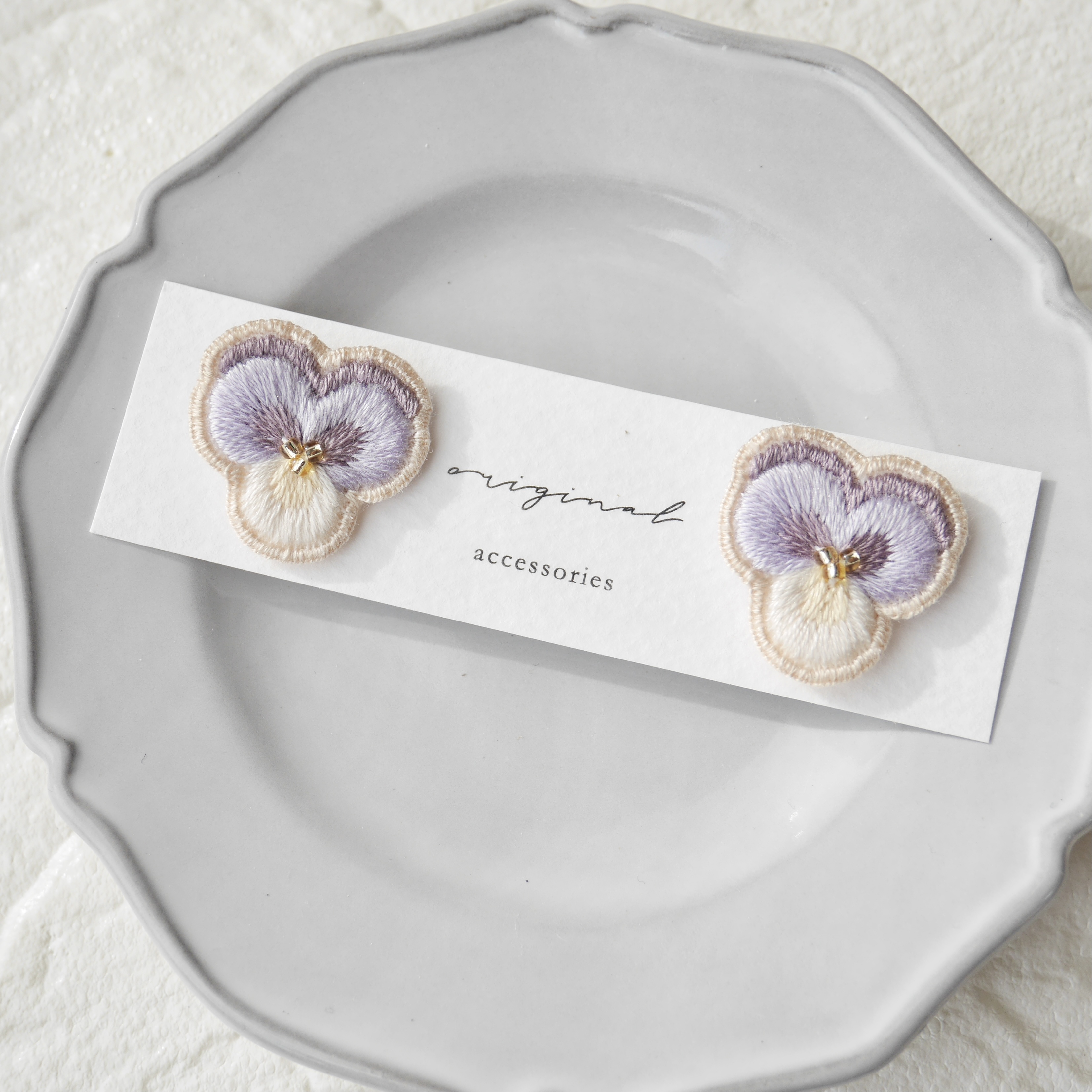 《完成品》スミレ刺繍のピアスorイヤリング