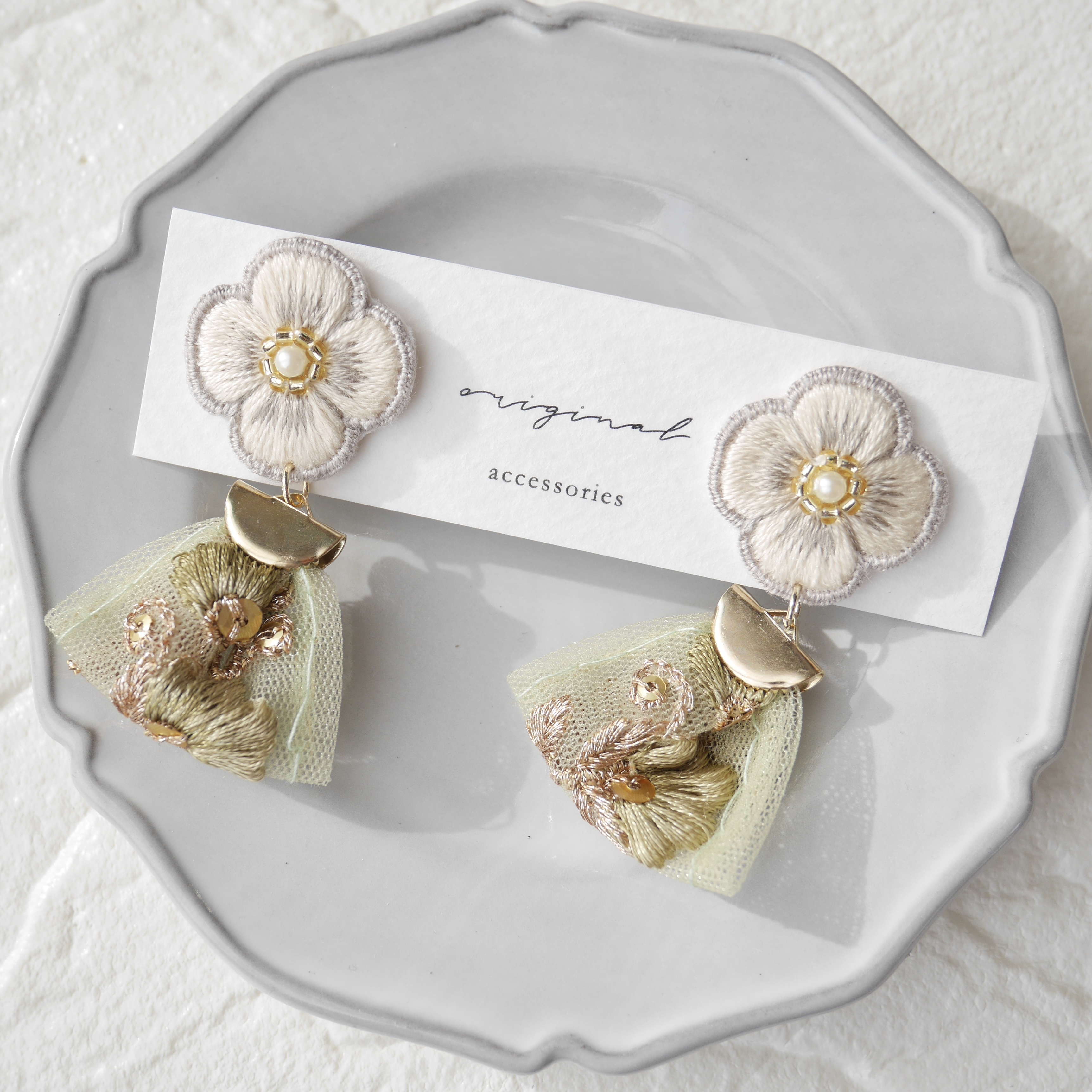 《完成品》お花刺繍とインド刺繍タッセルのピアス
