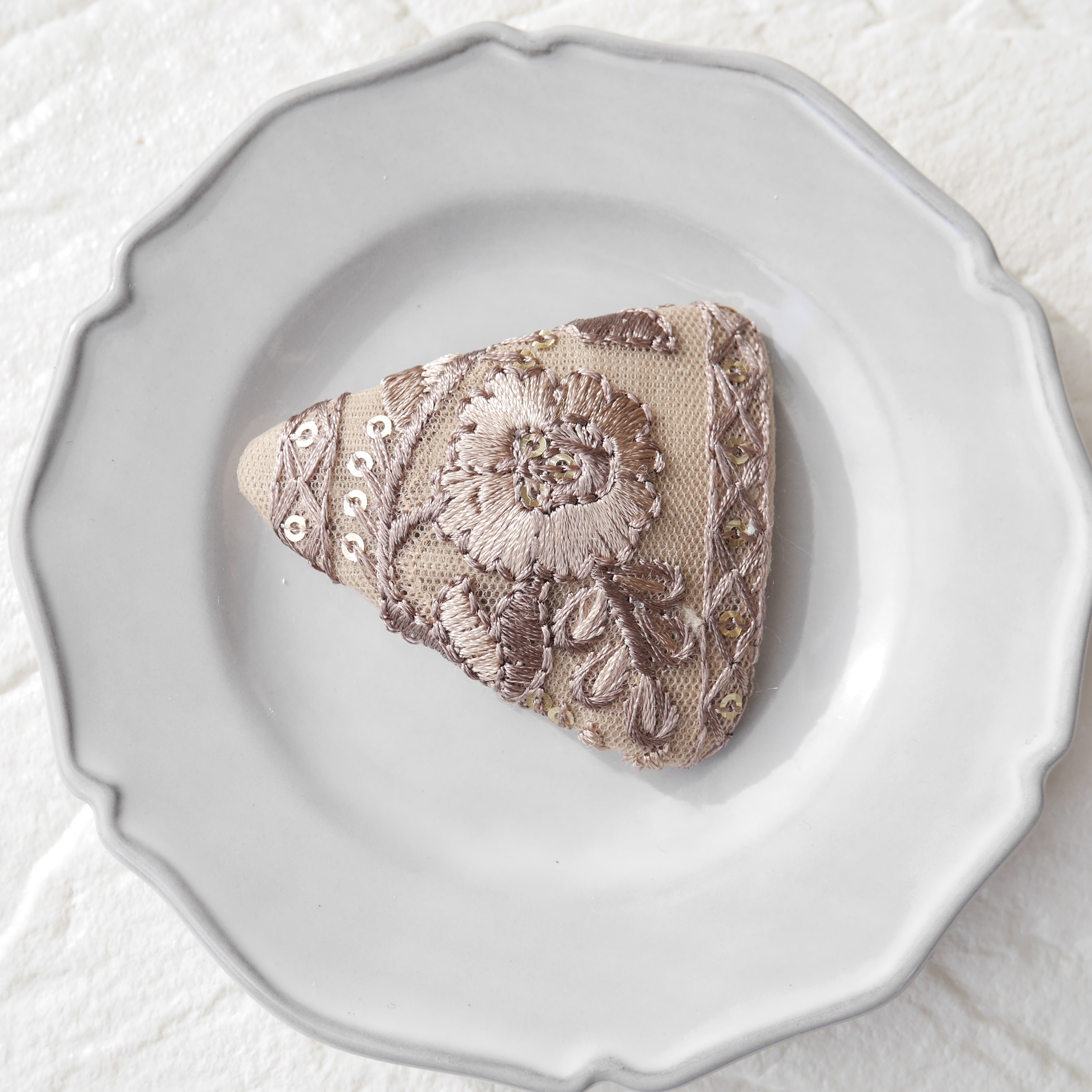 《完成品》インド刺繍リボンの三角パッチンピン