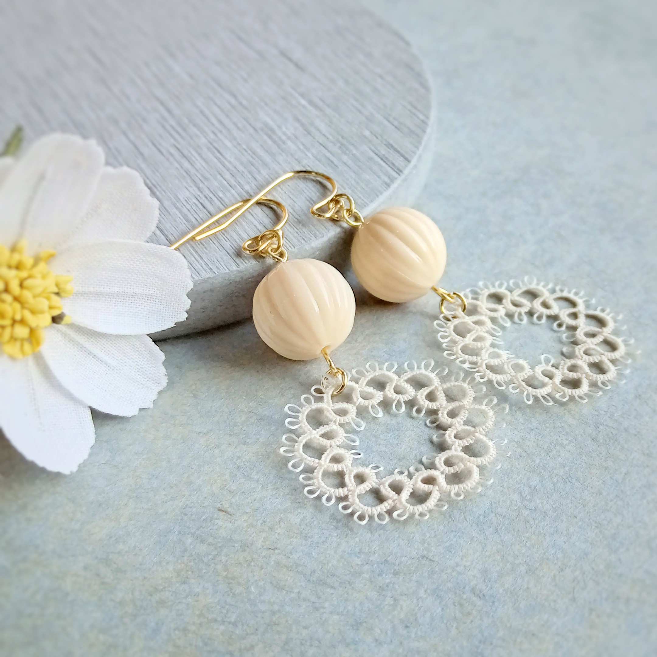 タティングレース輪っかモチーフのピアス・アイボリー・イヤリング変更可