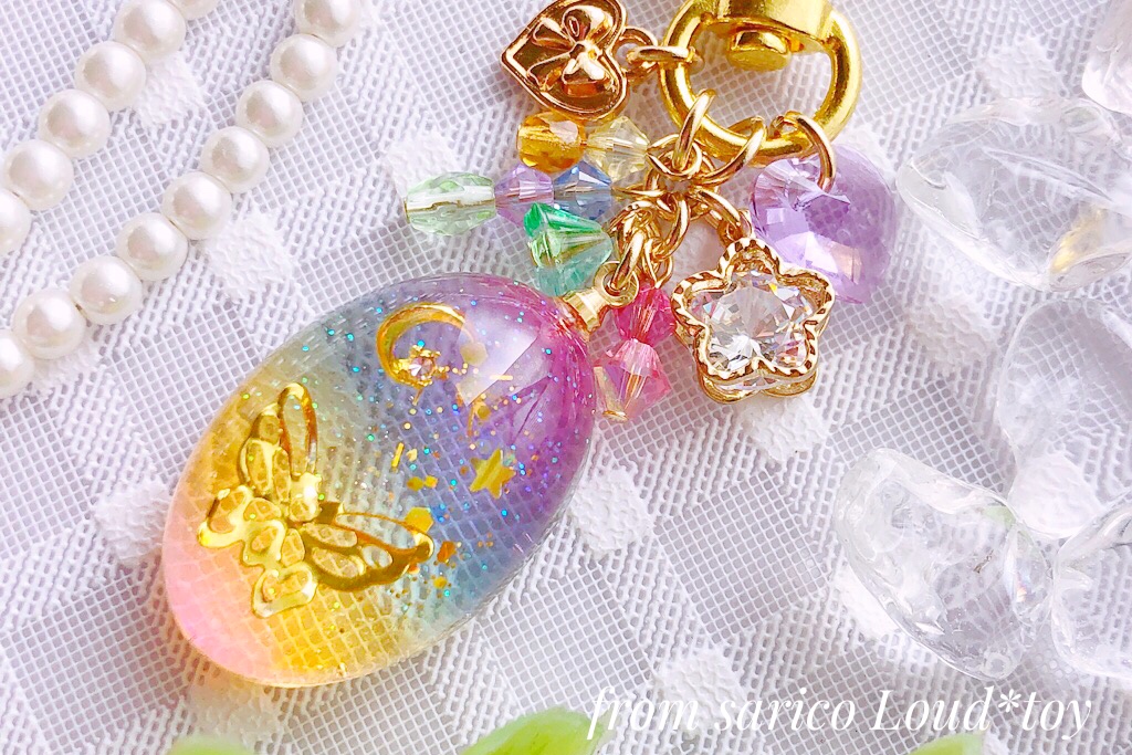 コロン月と蝶々の虹色チャーム