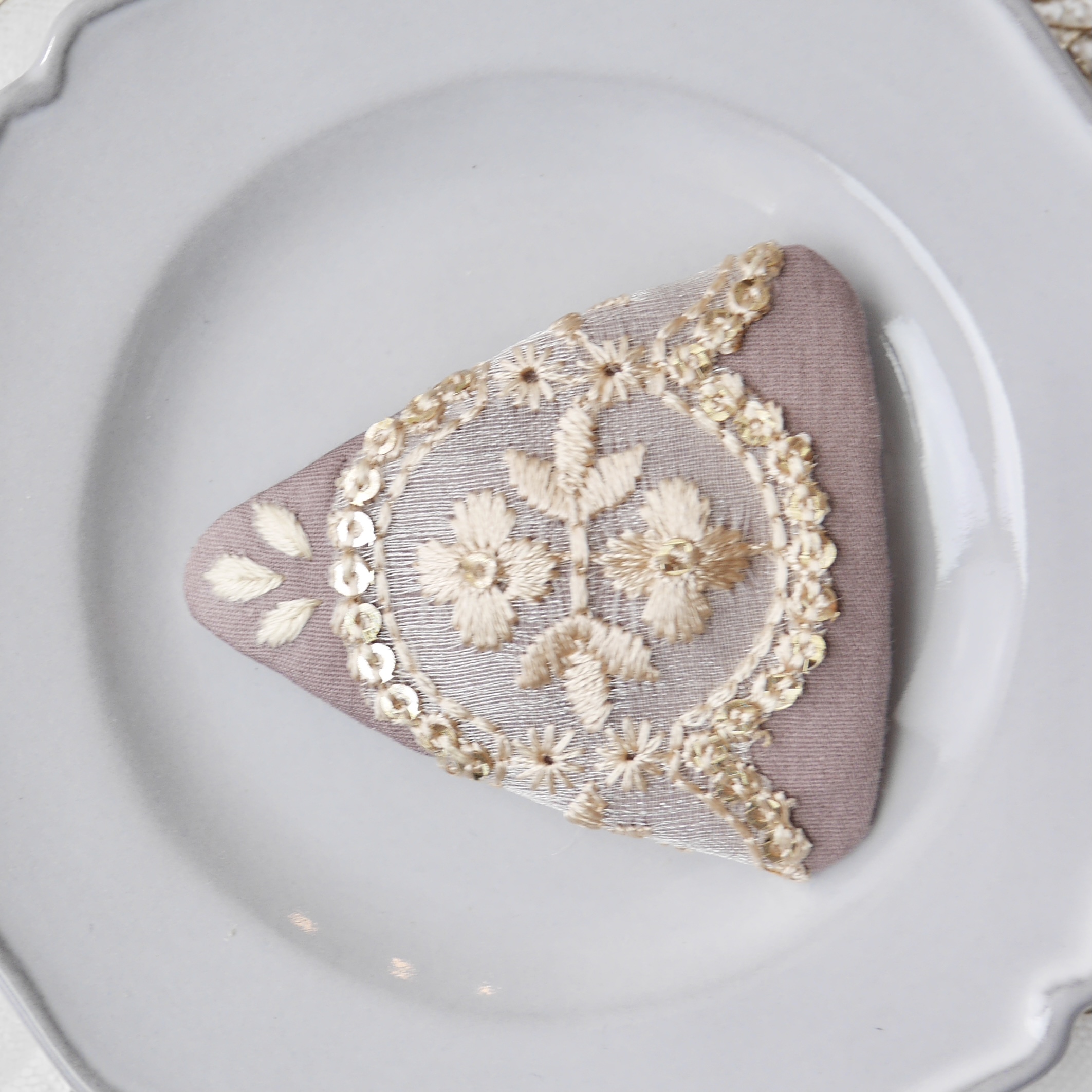 《完成品》インド刺繍リボンの三角パッチンピン