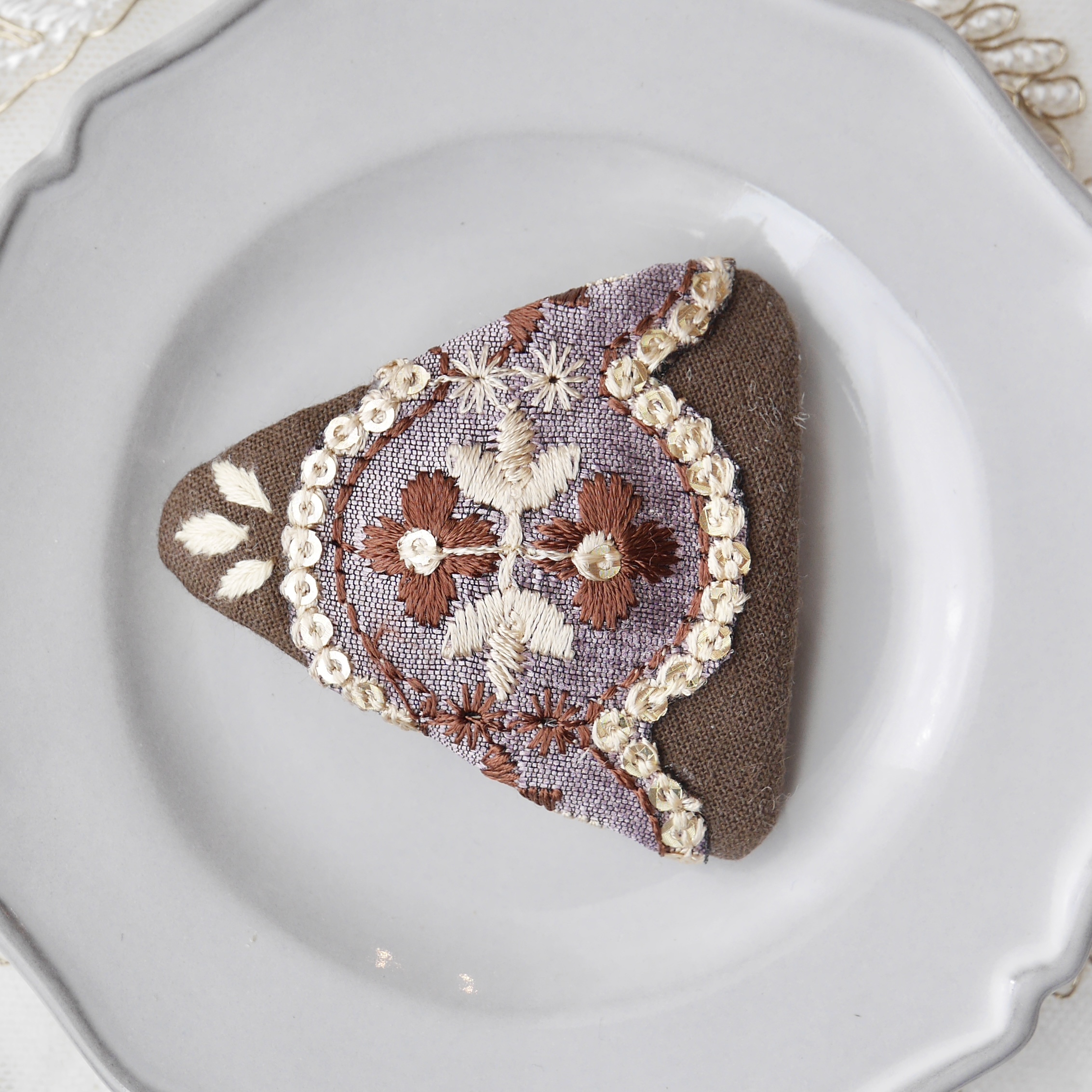 《完成品》インド刺繍リボンの三角パッチンピン