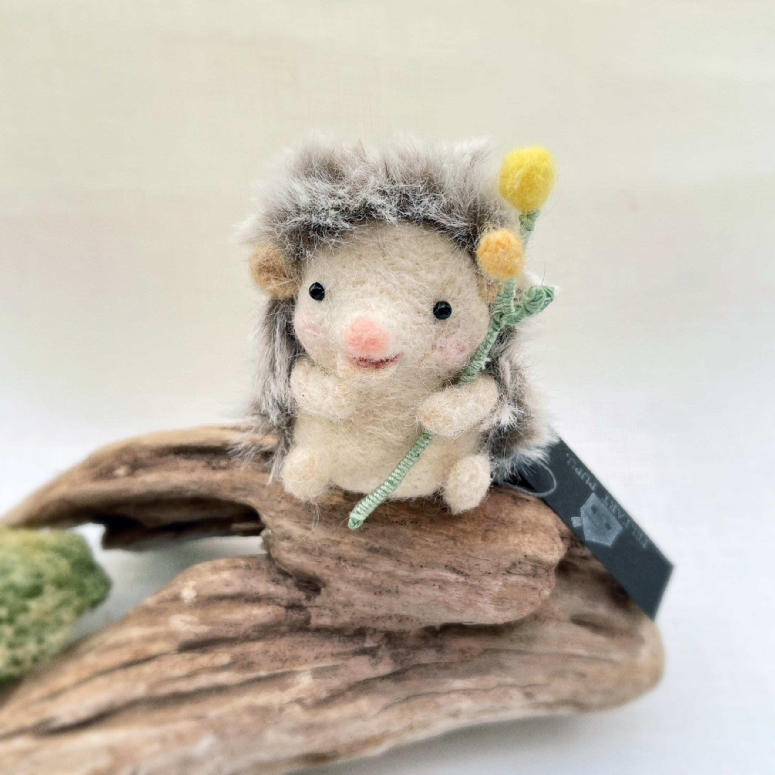 春のうきうきハリネズミ