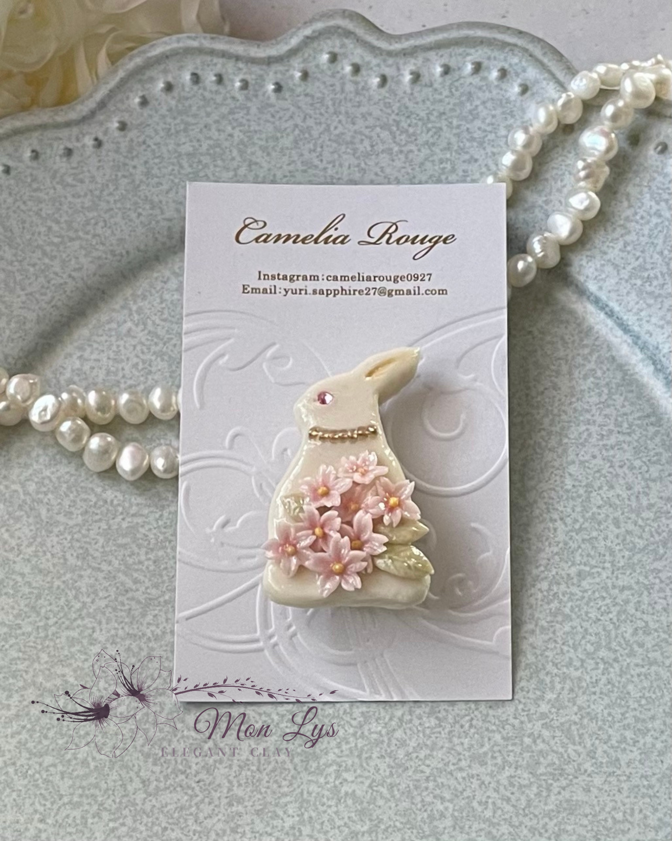 白うさぎと桜のピンブローチ（ローズ・ドラジェ〜動物と桜〜シリーズ）