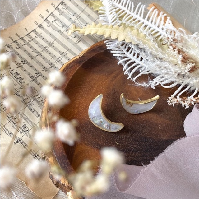 シンプル好きさんのための月イヤリング/ピアス