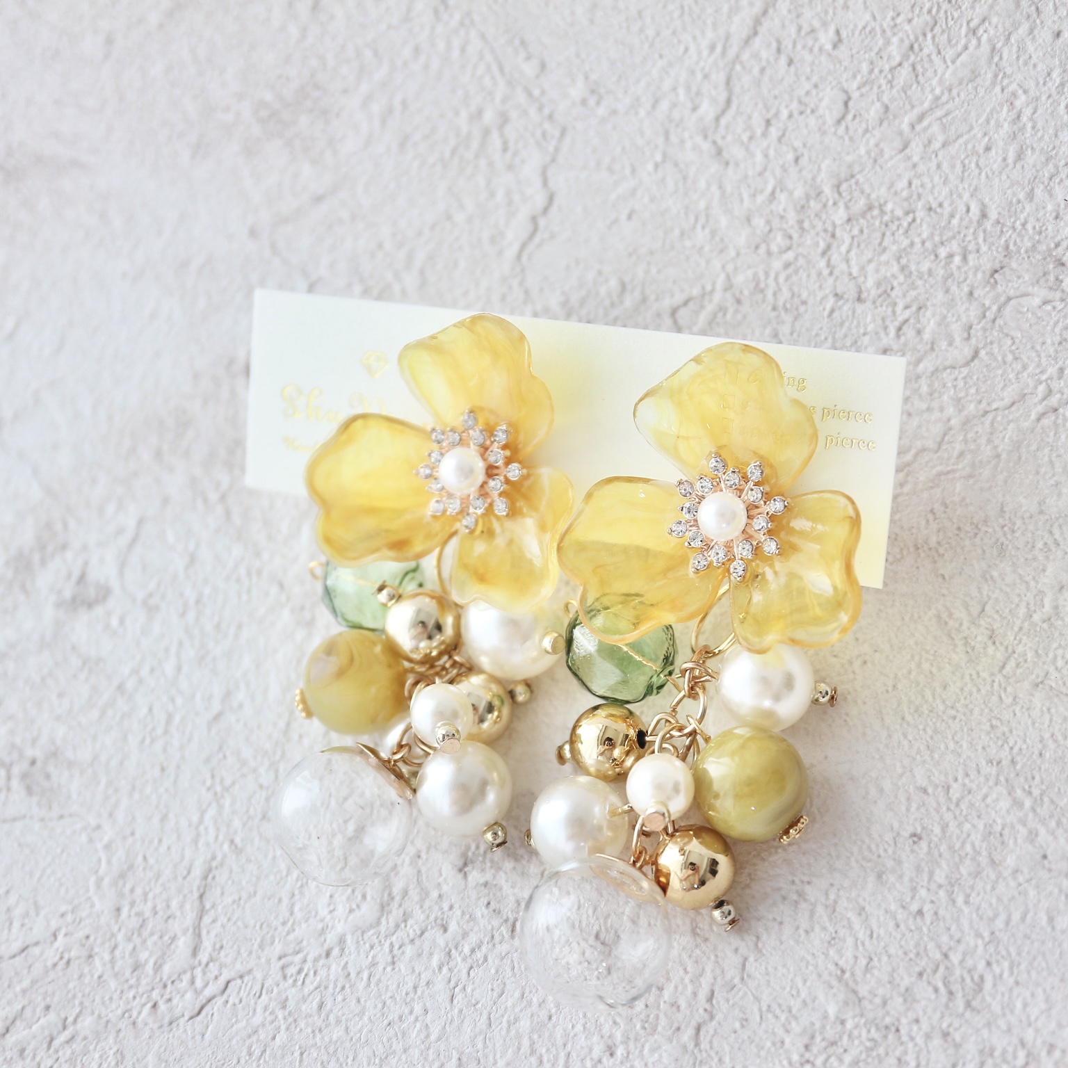 イエローマーブルのフラワー×パールとガラスドームの葡萄チャーム2way大ぶりイヤリング（ピアス変更可）