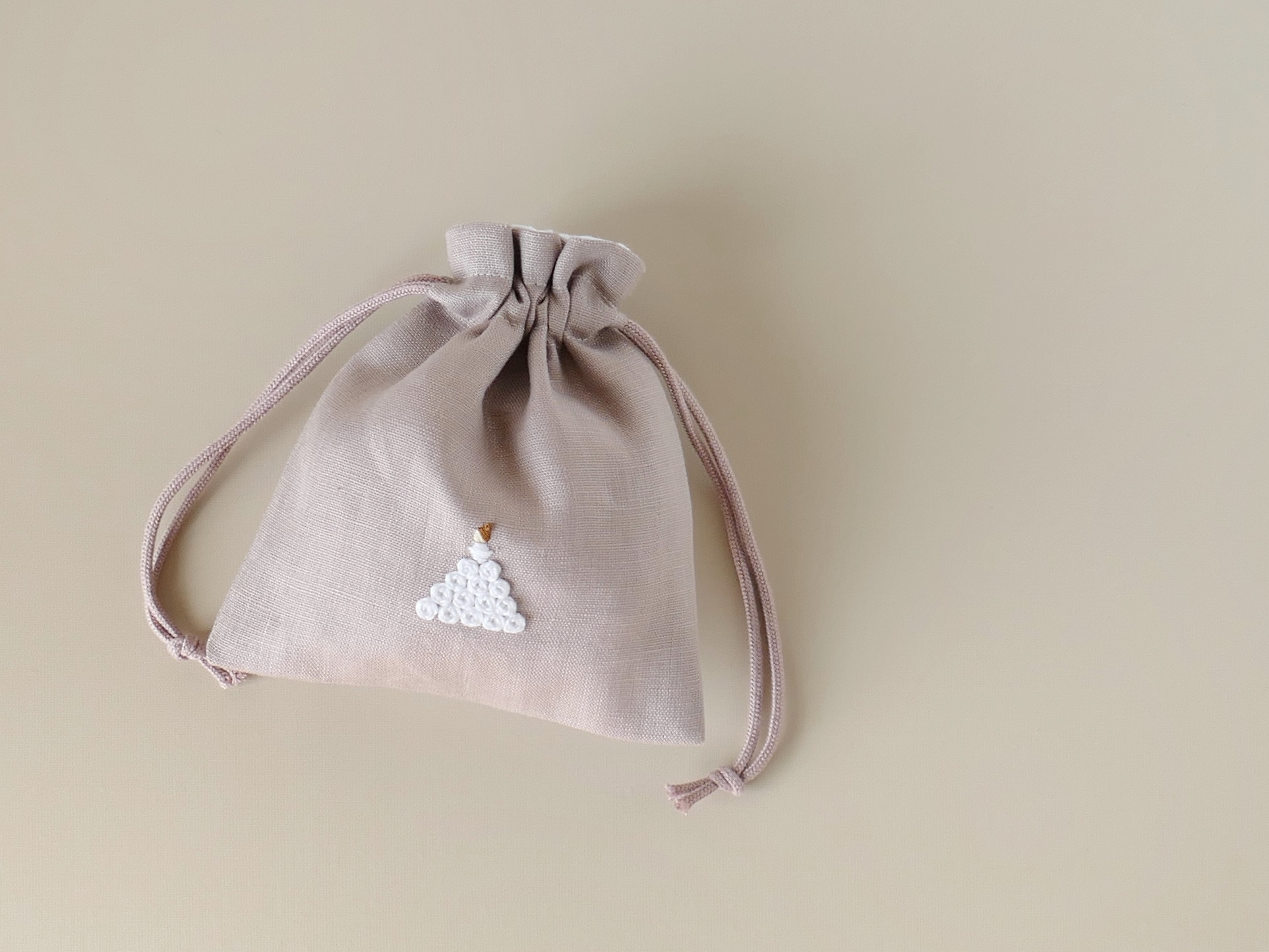 制作キット「ドレスの女の子」リネンの手刺繍巾着ポーチ