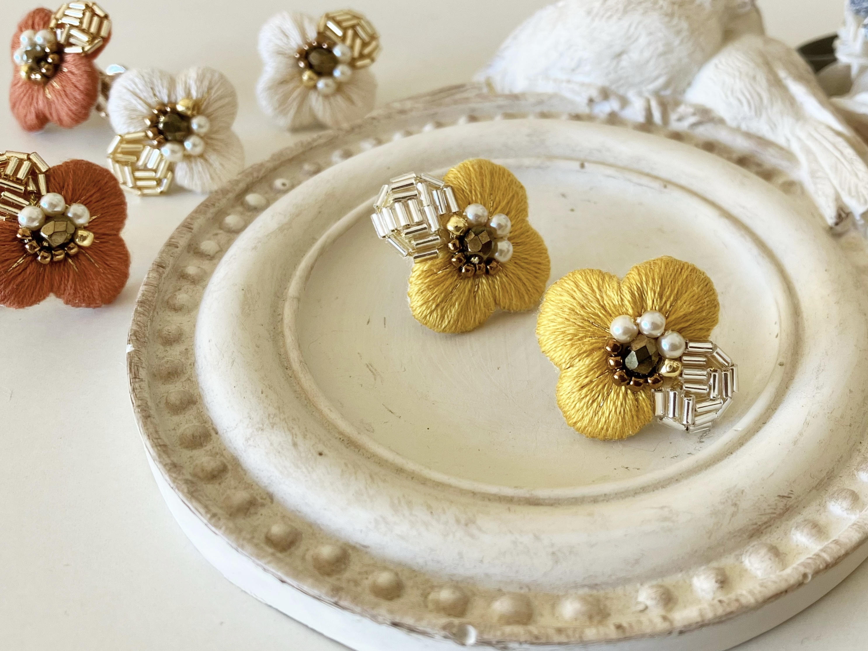 handmade刺繍くるみボタン マグネット仕立て✤ミモザのリース