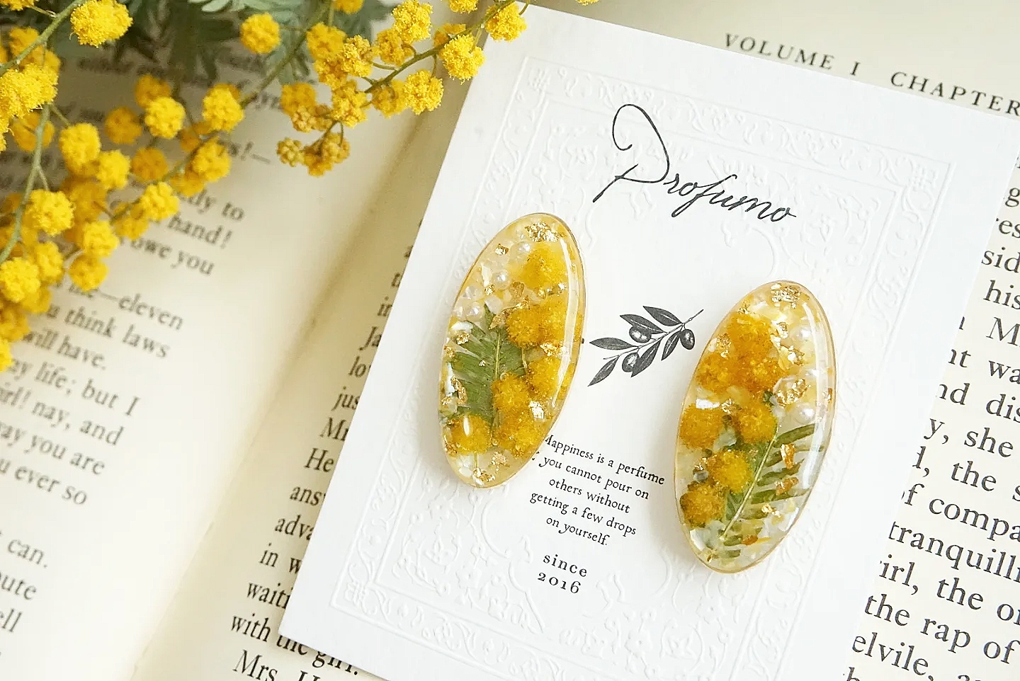 フラワーレジンオーバル(ミモザ)ピアス