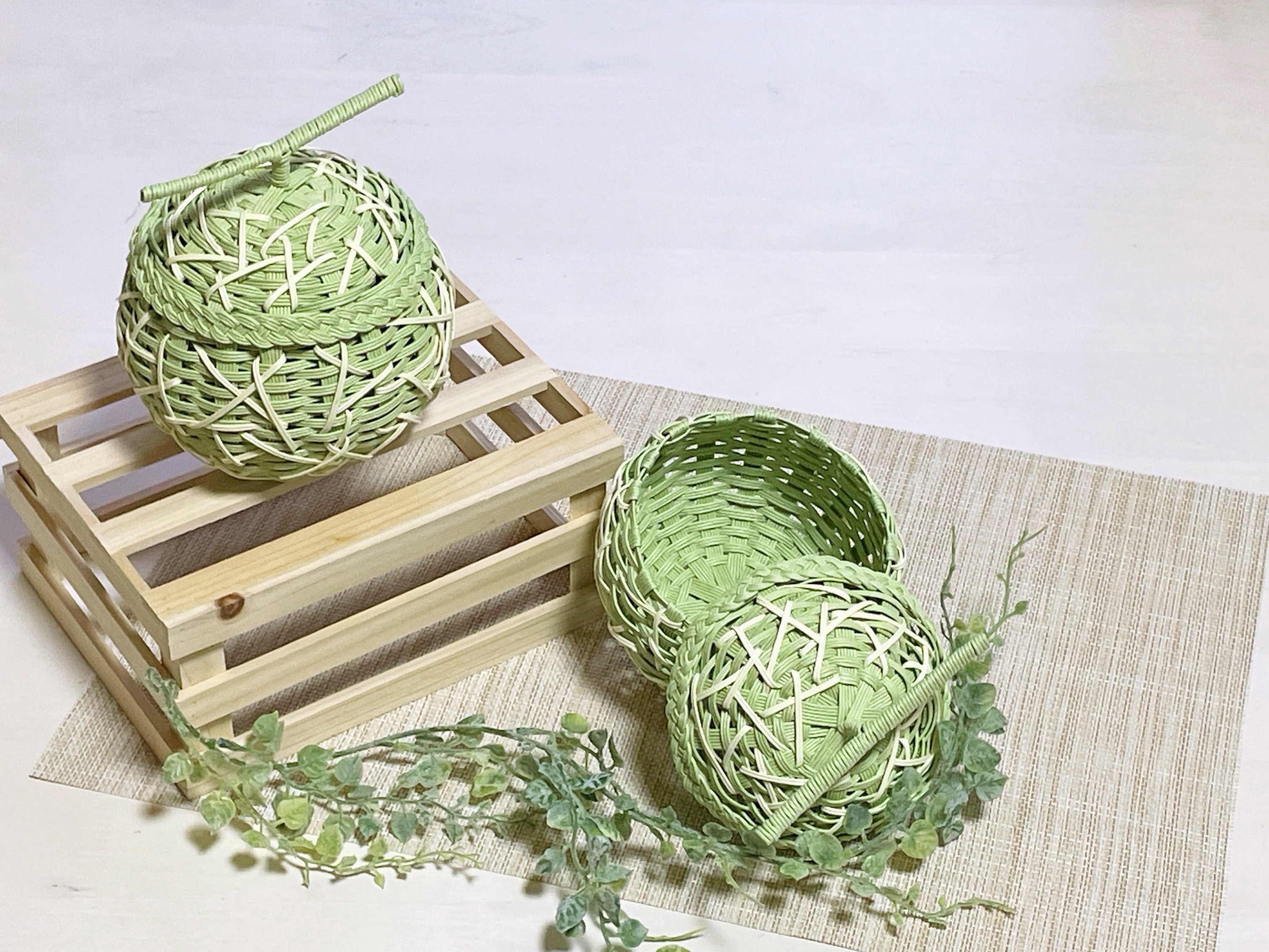 紙バンドでつくる メロン型ふた付き小物入れ