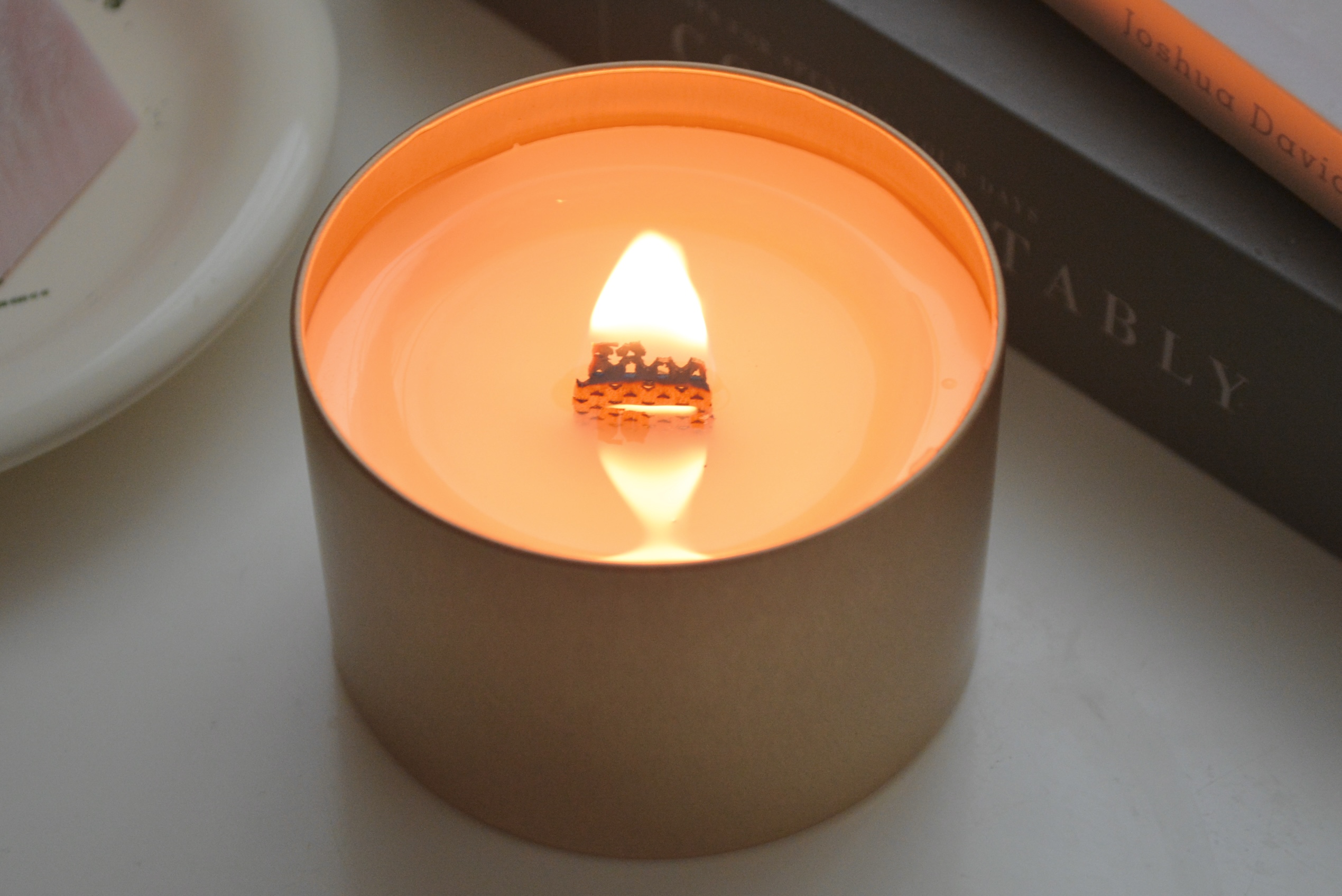 香りが広がる焚き火キャンドル(QUIET MOMENT)