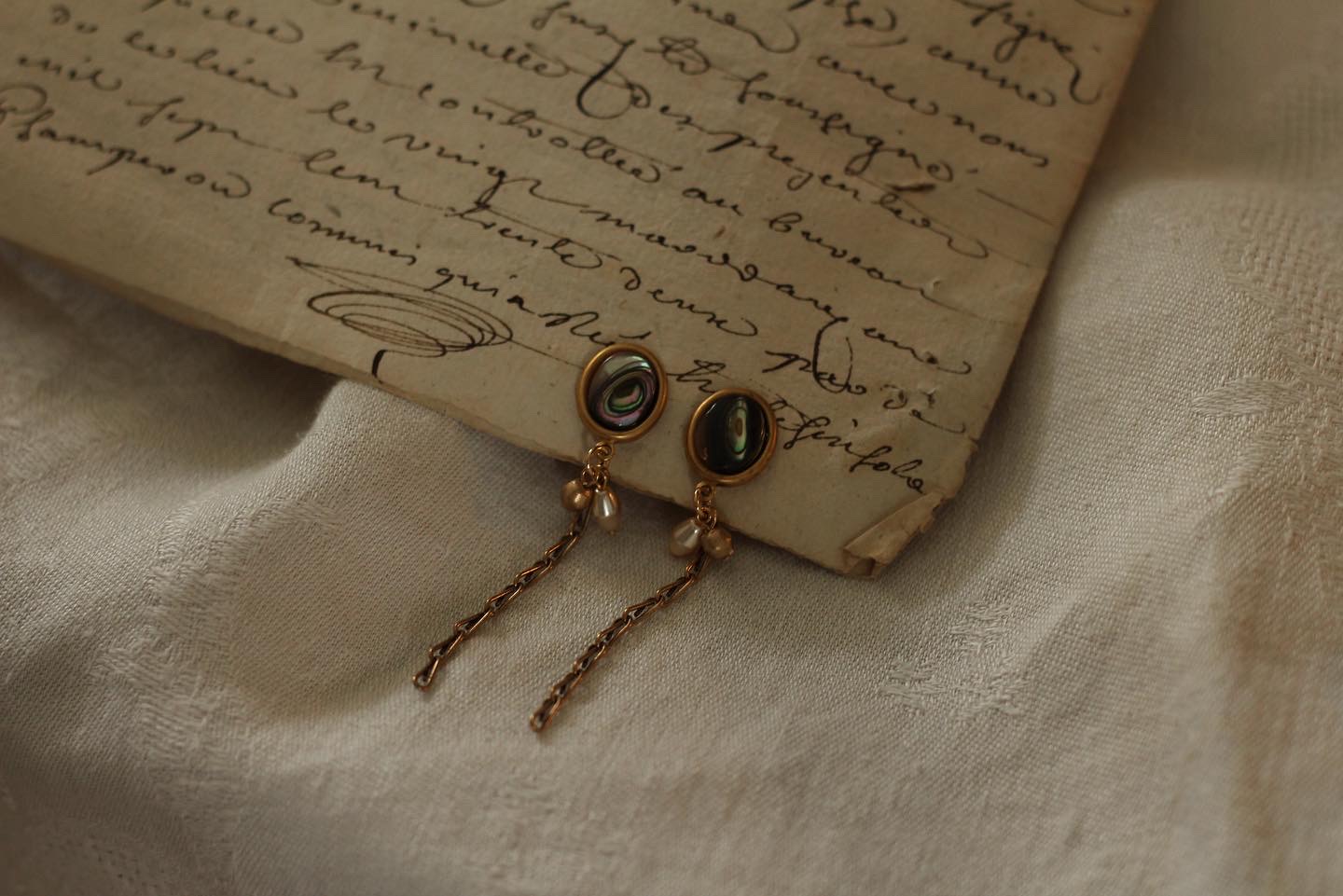 オーバル天然アバロンシェル×アンティークチェーン　華奢イヤリング/ピアスの画像4