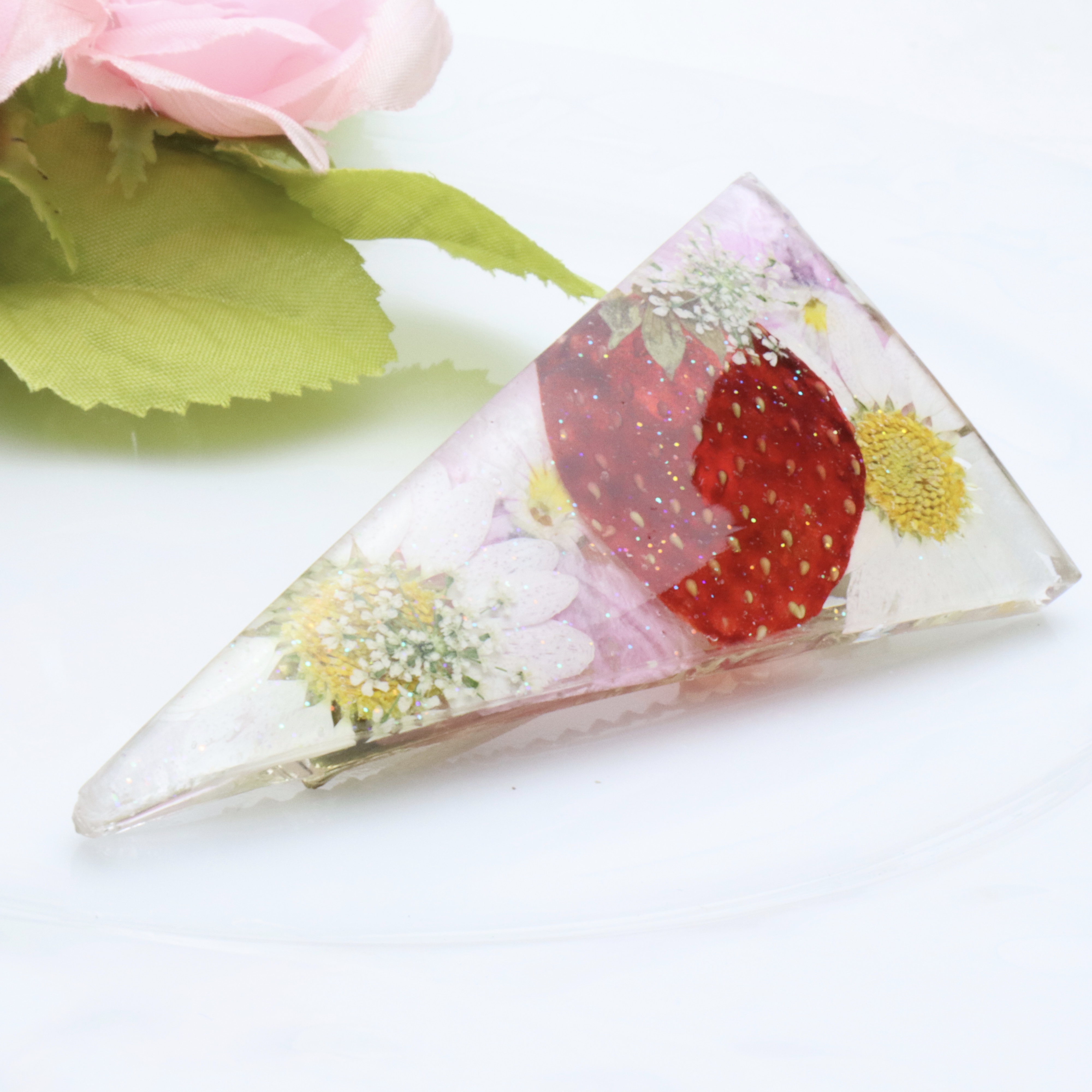 いちごとピンクビオラの三角ヘアクリップの画像3