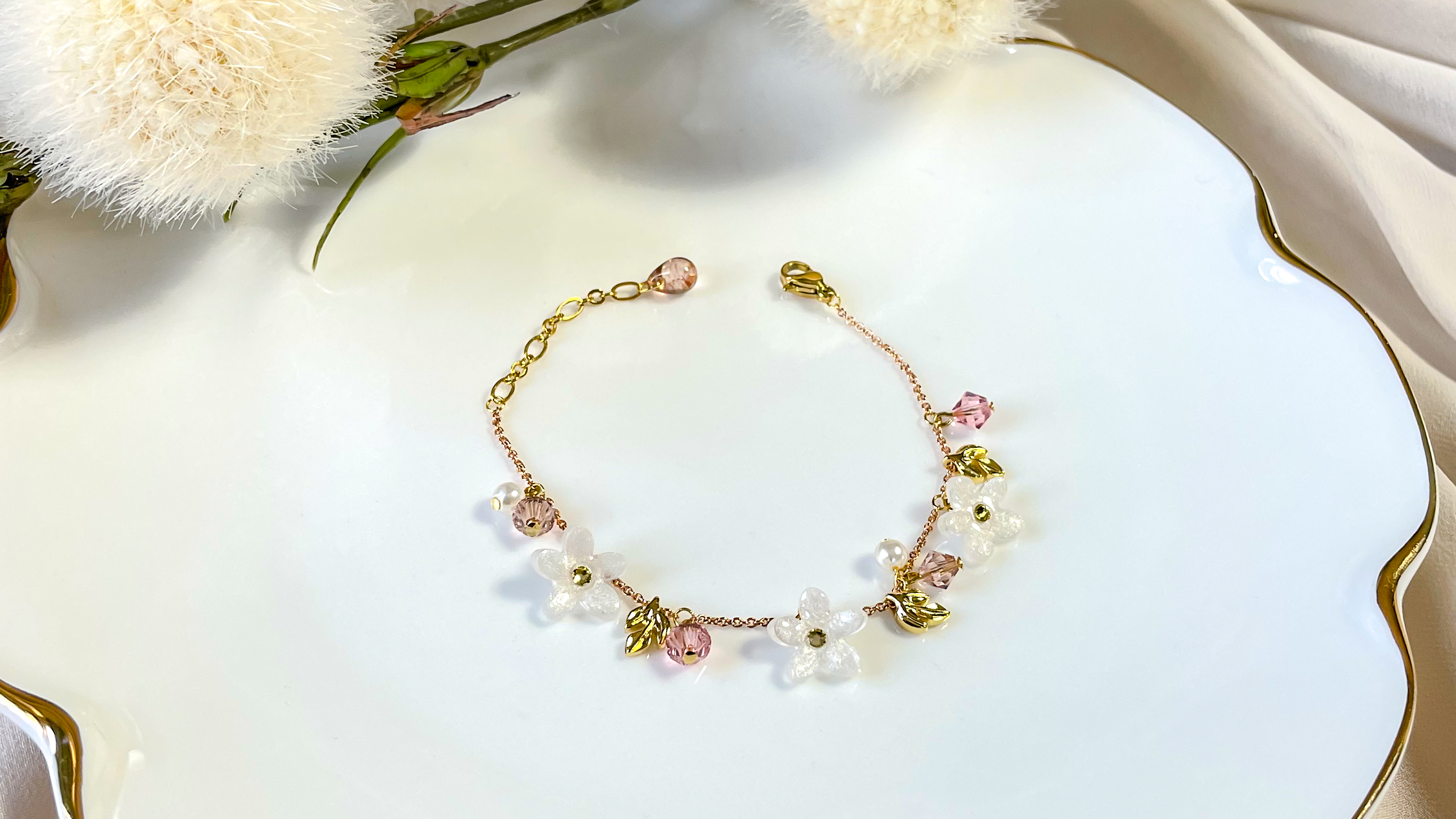 小さないちごのお花𓂃𓈒𓏸ブレスレットの画像2