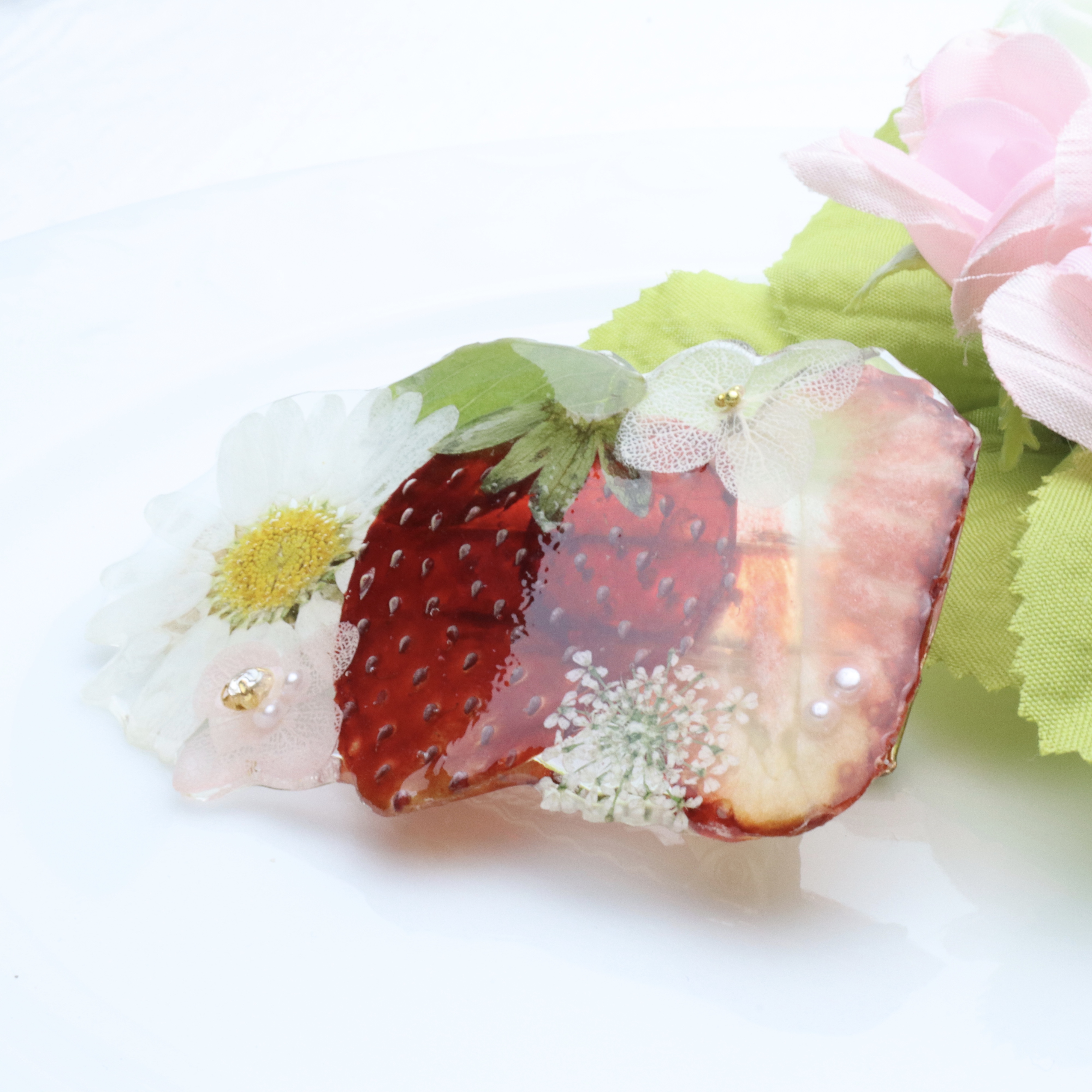 いちごとノースポールのヘアクリップの画像2