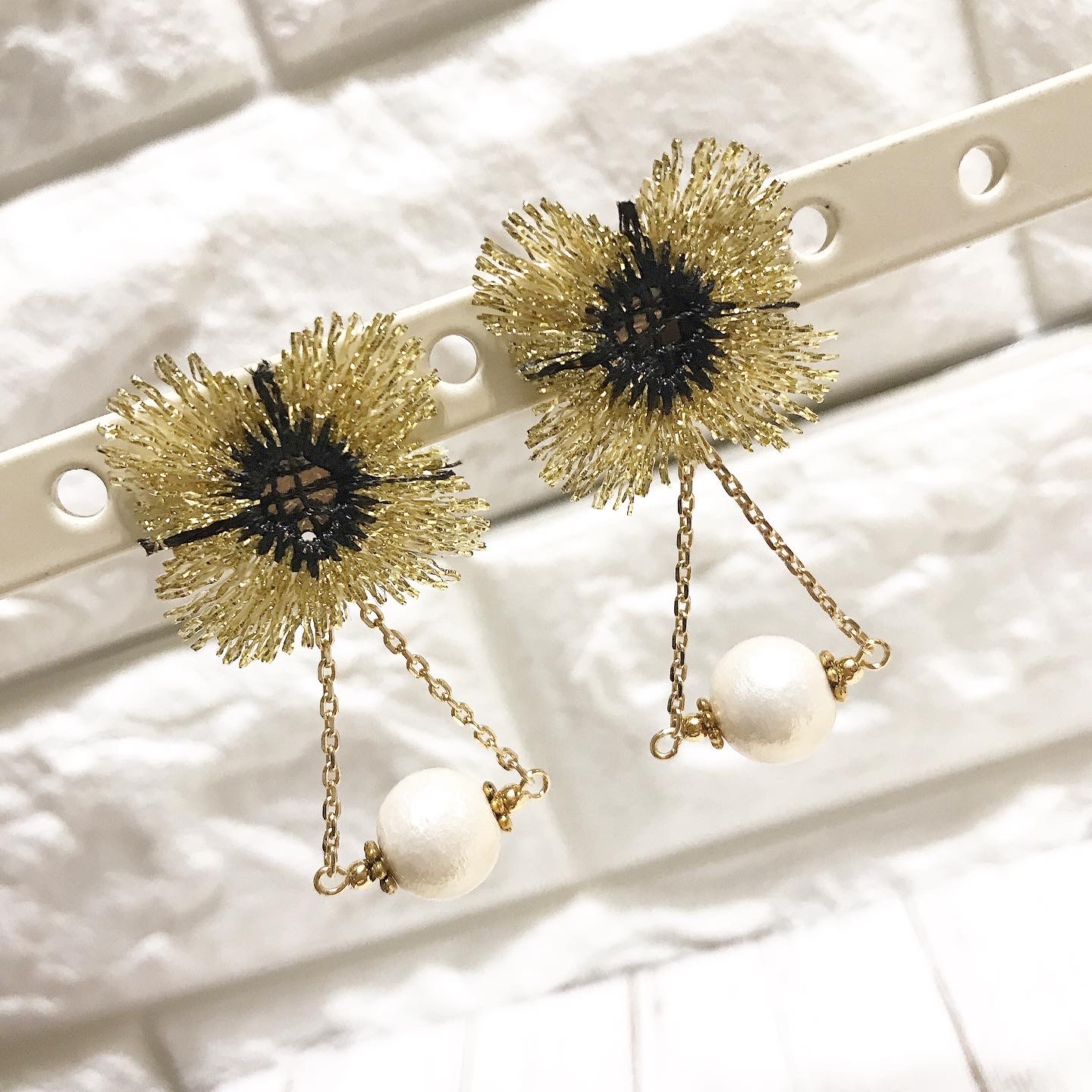 フラワーレース＊コットンパール　トライアングルチェーンピアス(GOLD)の画像4