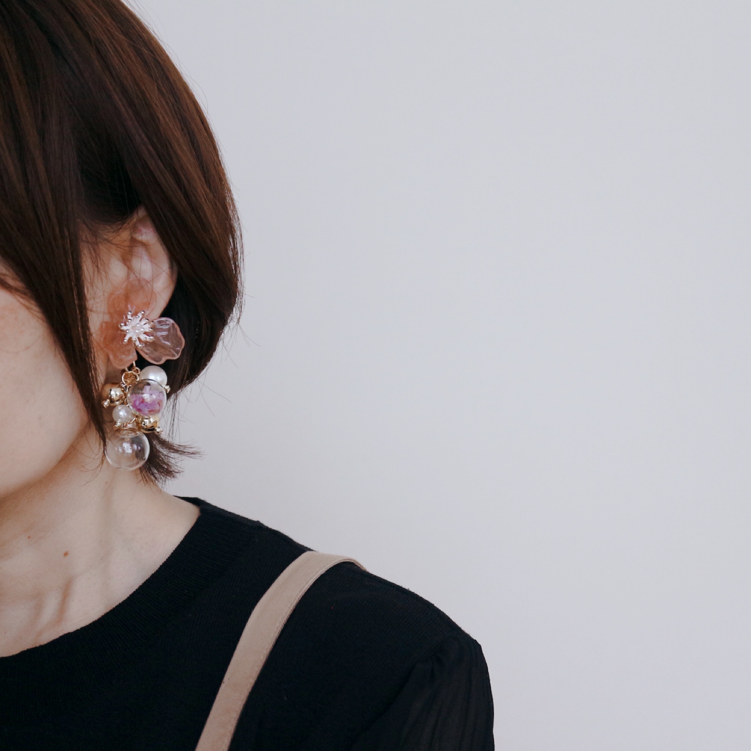 くすみピンクのフラワー×パールとガラスドームの葡萄チャーム2way大ぶりイヤリング（ピアス変更可）の画像2