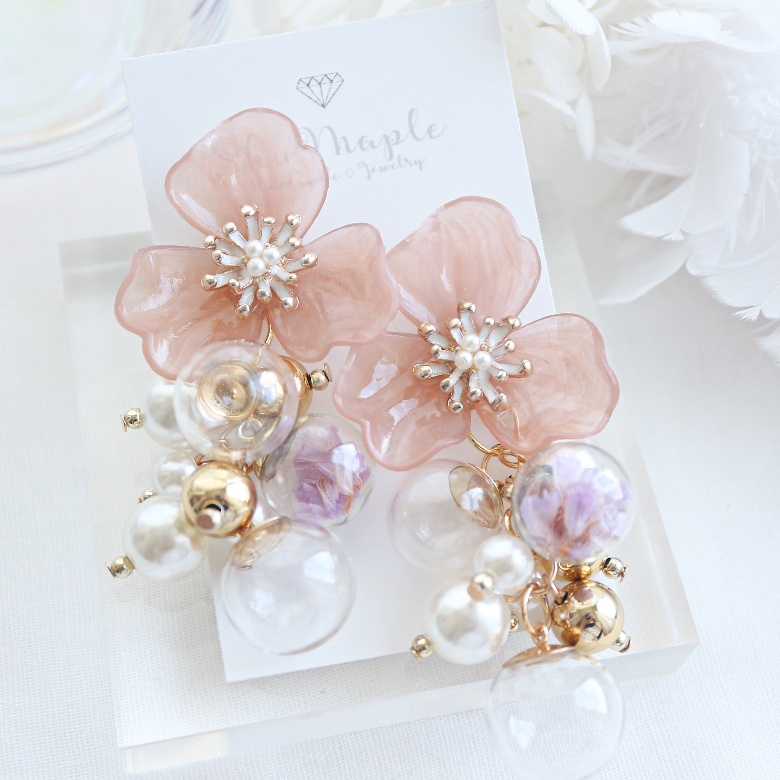 くすみピンクのフラワー×パールとガラスドームの葡萄チャーム2way大ぶりイヤリング（ピアス変更可）の画像3