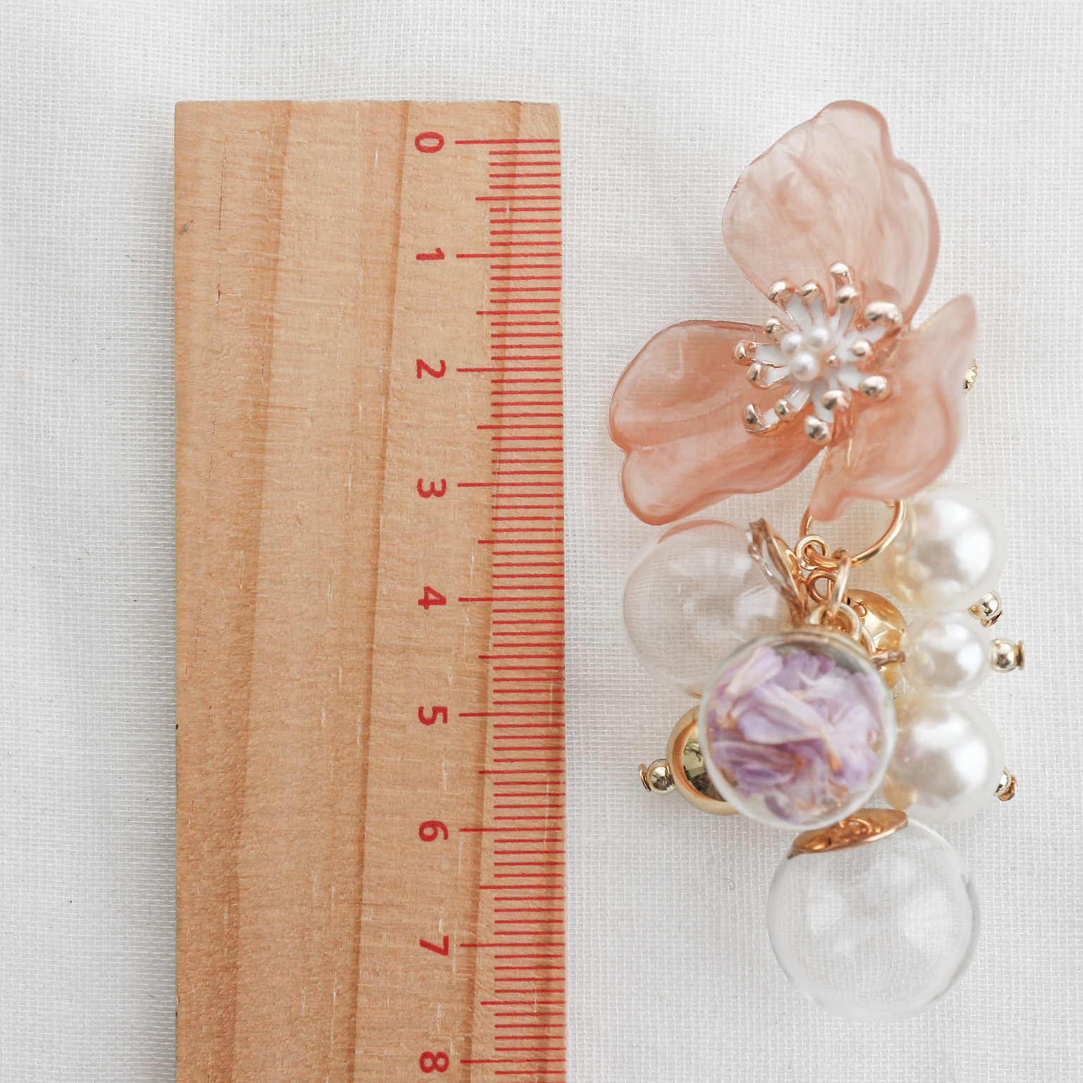 くすみピンクのフラワー×パールとガラスドームの葡萄チャーム2way大ぶりイヤリング（ピアス変更可）の画像4