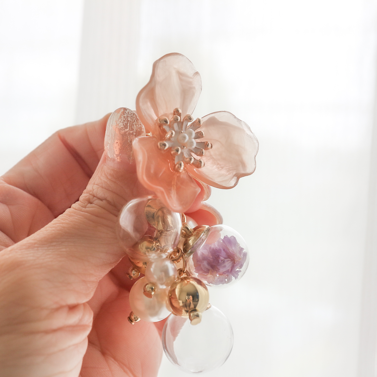 くすみピンクのフラワー×パールとガラスドームの葡萄チャーム2way大ぶりイヤリング（ピアス変更可）の画像5
