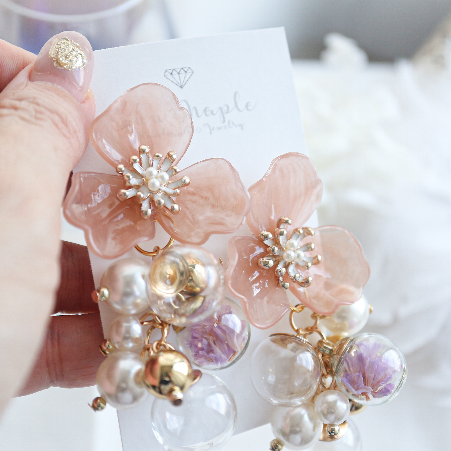 くすみピンクのフラワー×パールとガラスドームの葡萄チャーム2way大ぶりイヤリング（ピアス変更可）の画像6