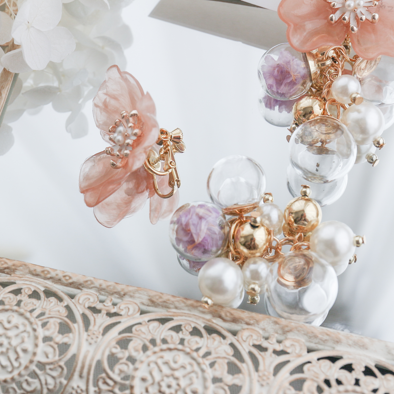 くすみピンクのフラワー×パールとガラスドームの葡萄チャーム2way大ぶりイヤリング（ピアス変更可）の画像7