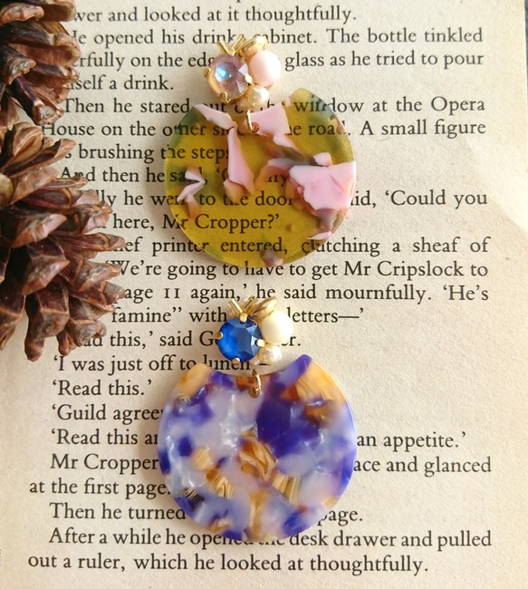 カーキ&ピンクべっ甲のビジューイヤリング／ピアスの画像4