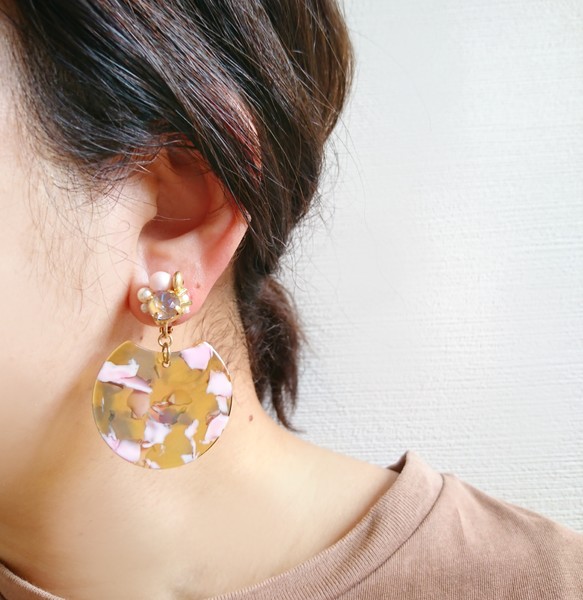 カーキ&ピンクべっ甲のビジューイヤリング／ピアスの画像6