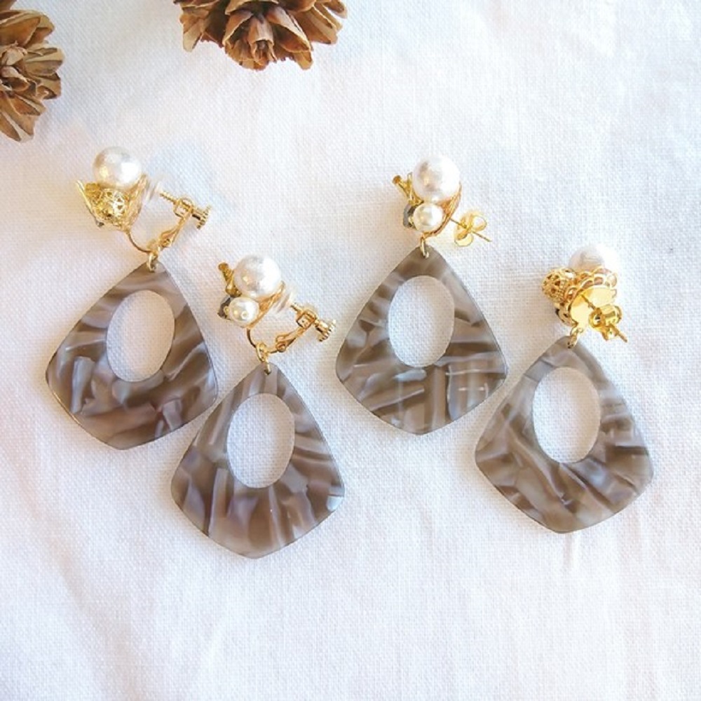 グレージュべっ甲&ビジューイヤリング／ピアスの画像3