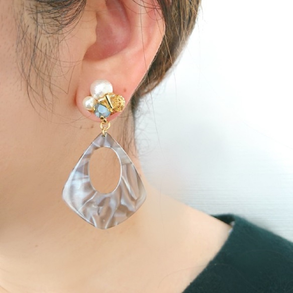 グレージュべっ甲&ビジューイヤリング／ピアスの画像5