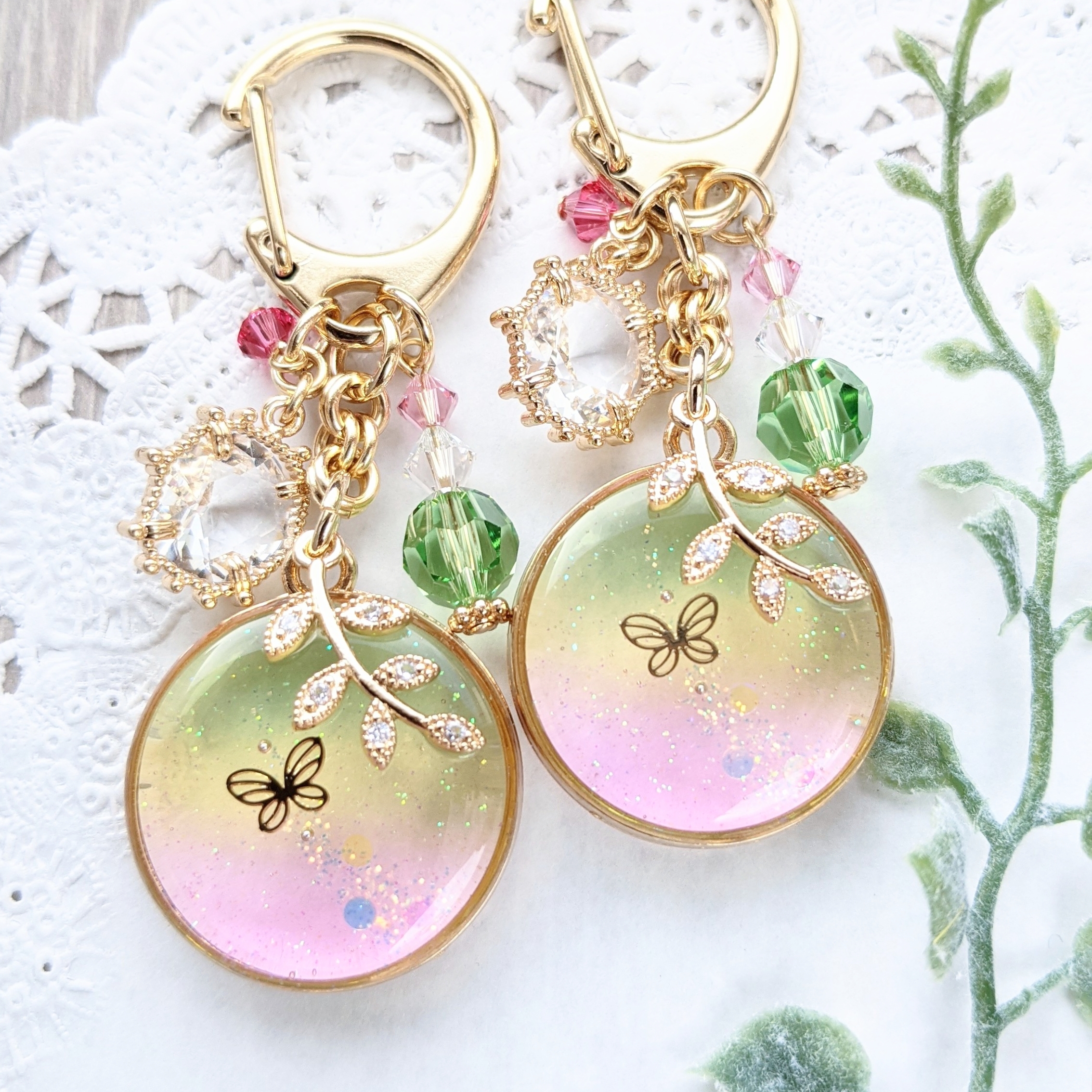 蝶が舞う小さなラウンドキーチャームの画像3