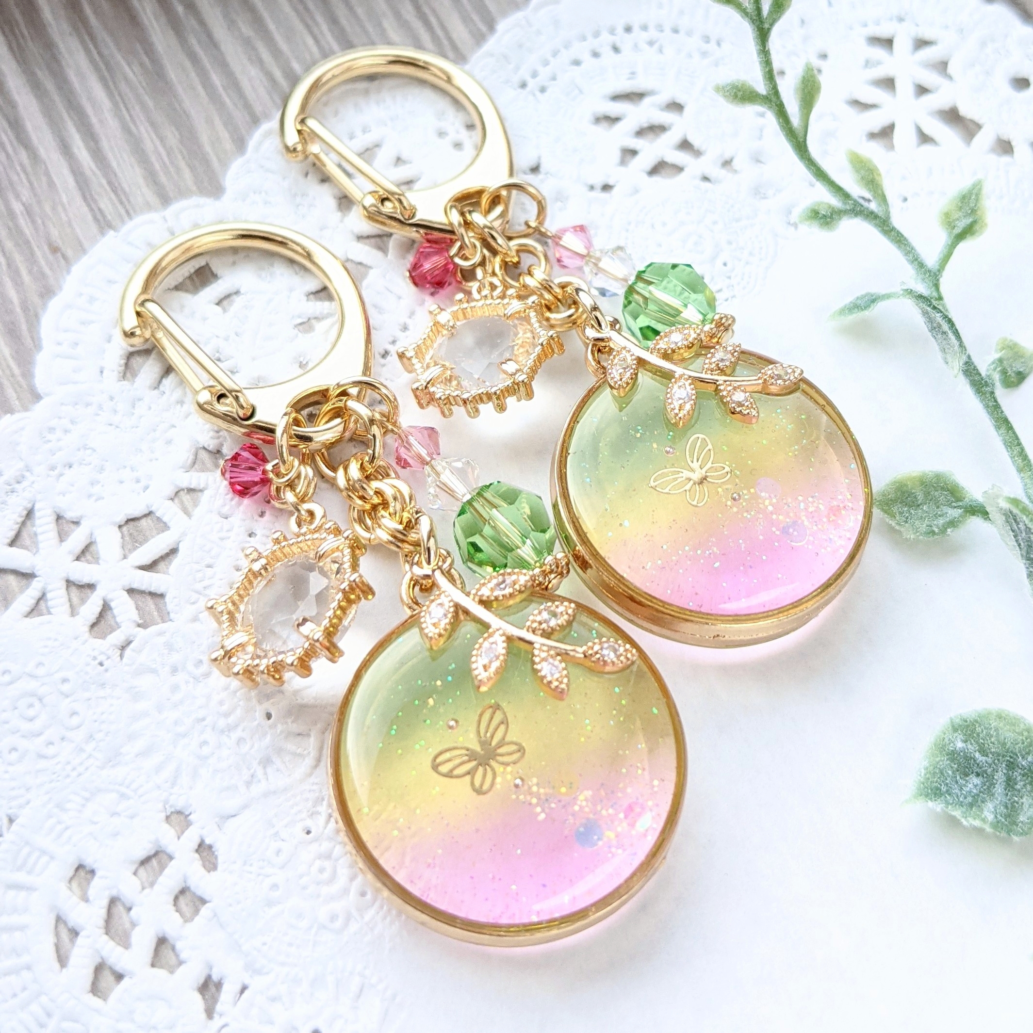 蝶が舞う小さなラウンドキーチャームの画像4