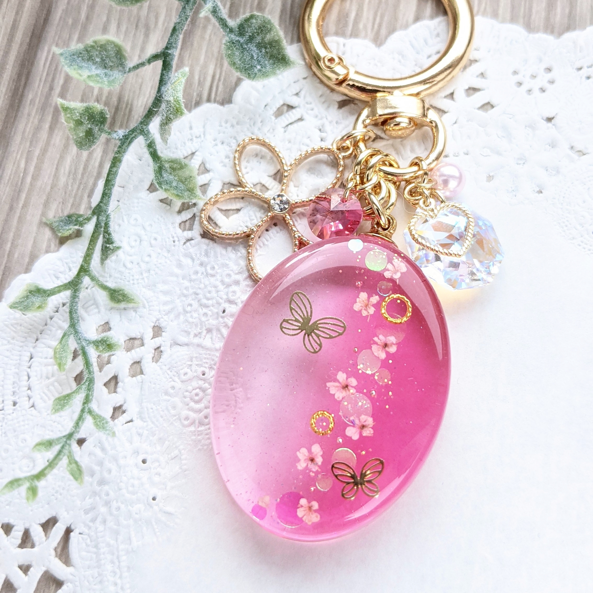 蝶と花が舞うオーバルバッグチャームの画像2