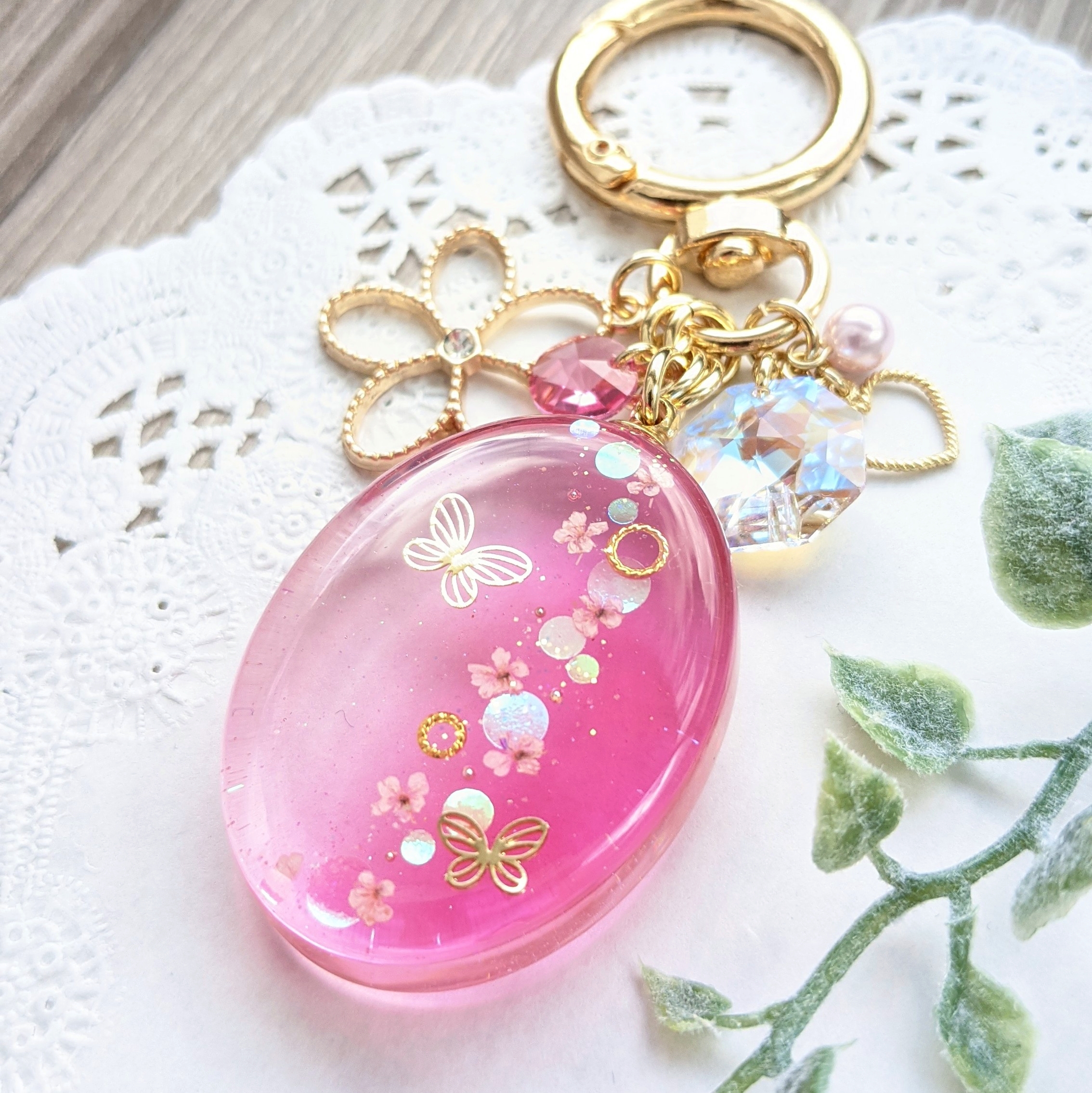 蝶と花が舞うオーバルバッグチャームの画像3