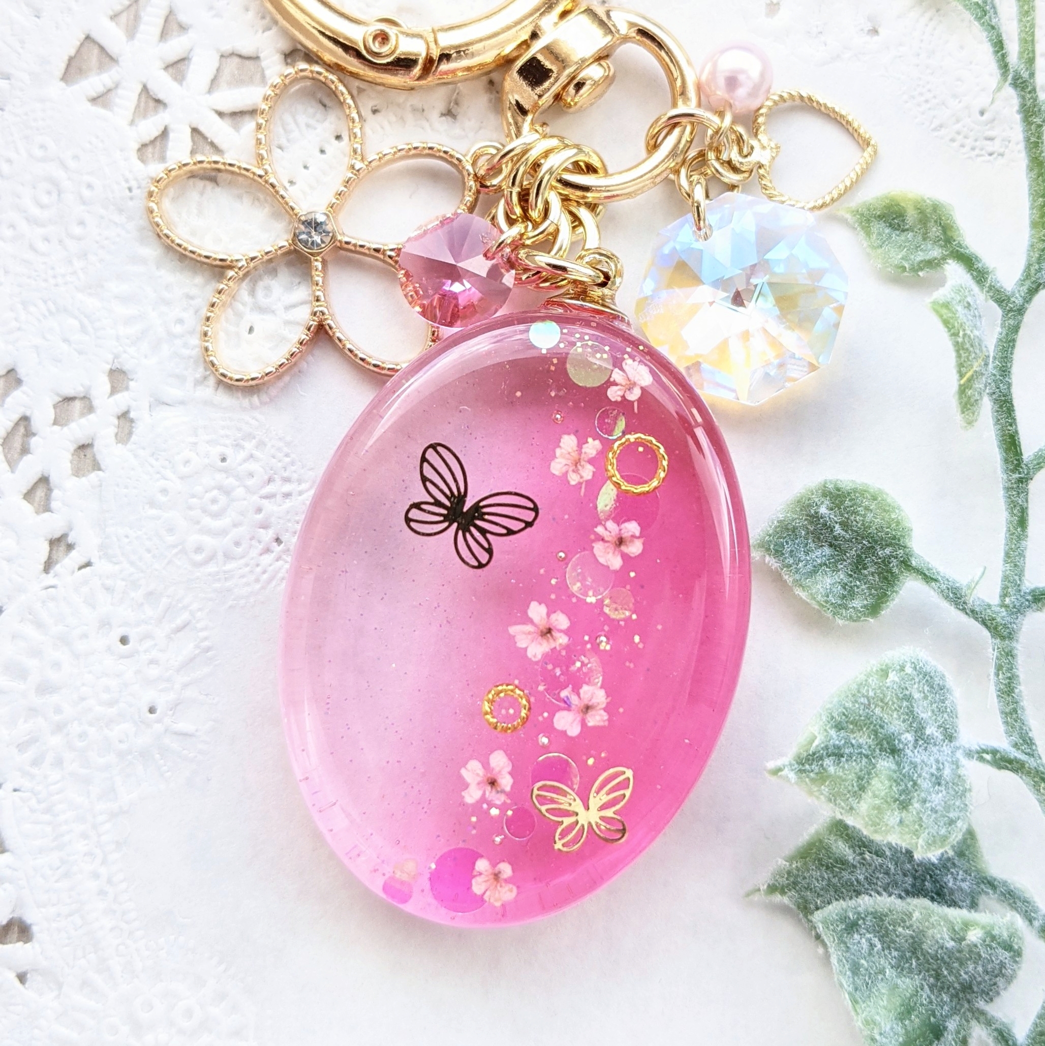 蝶と花が舞うオーバルバッグチャームの画像4