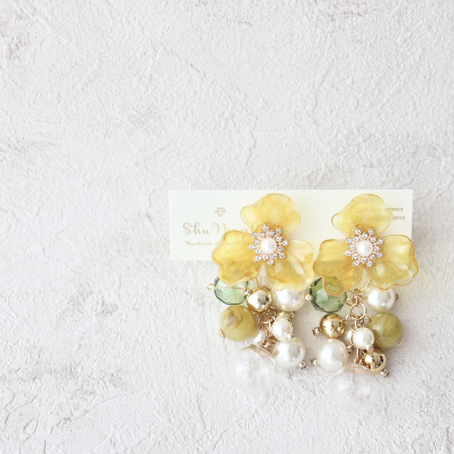 イエローマーブルのフラワー×パールとガラスドームの葡萄チャーム2way大ぶりイヤリング（ピアス変更可）の画像2