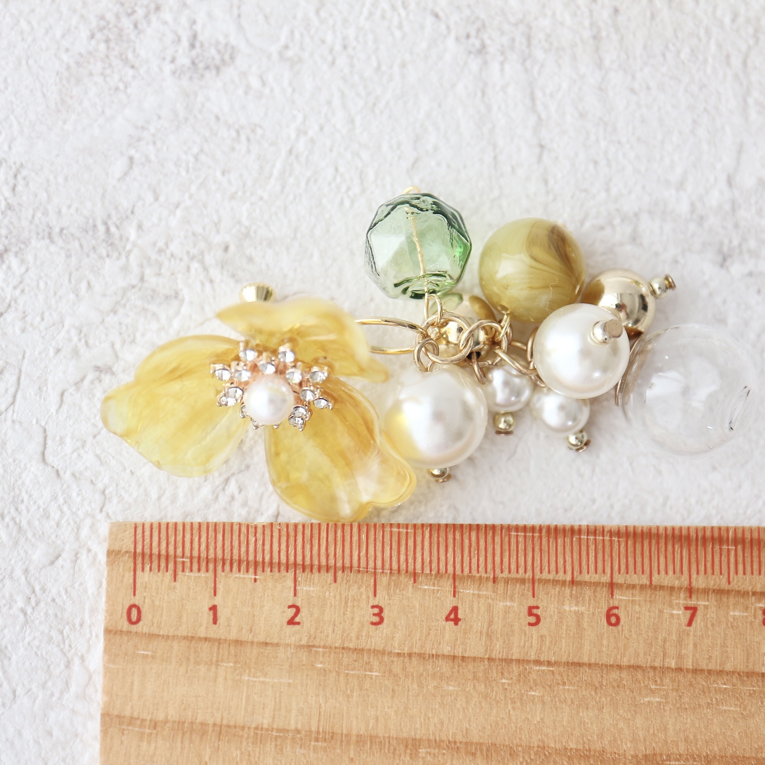 イエローマーブルのフラワー×パールとガラスドームの葡萄チャーム2way大ぶりイヤリング（ピアス変更可）の画像3
